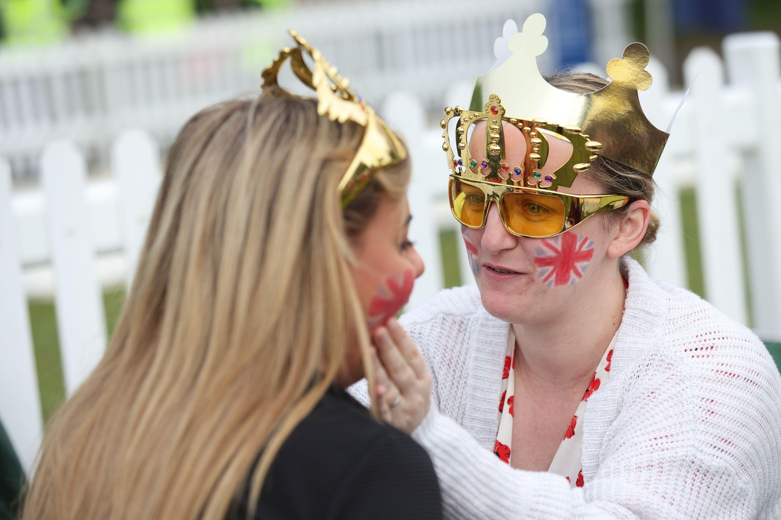 Los ciudadanos apoyan a Carlos III en el día de su coronación
