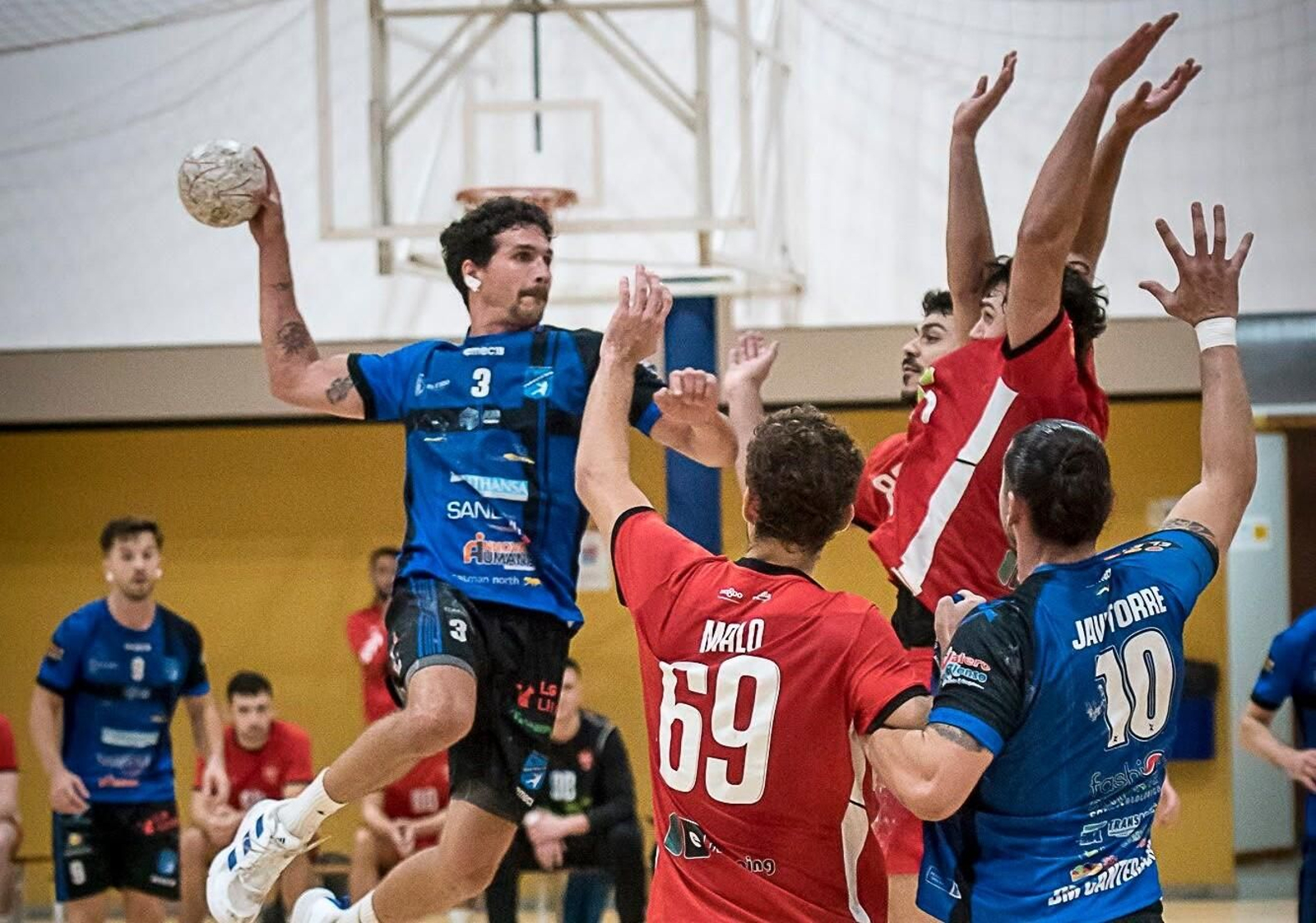 Un jugador canterano-sureño en pleno salto para realizar un tiro durante el choque frente a los sevillanos.