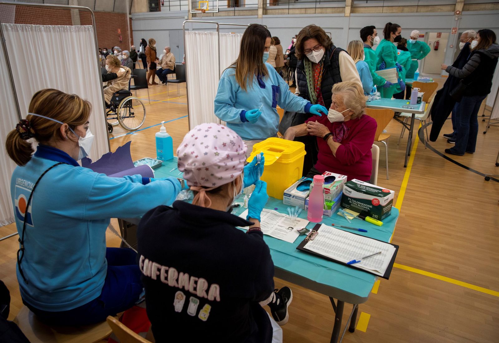 Vacunación de mayores en un pabellón deportivo de Sevilla.