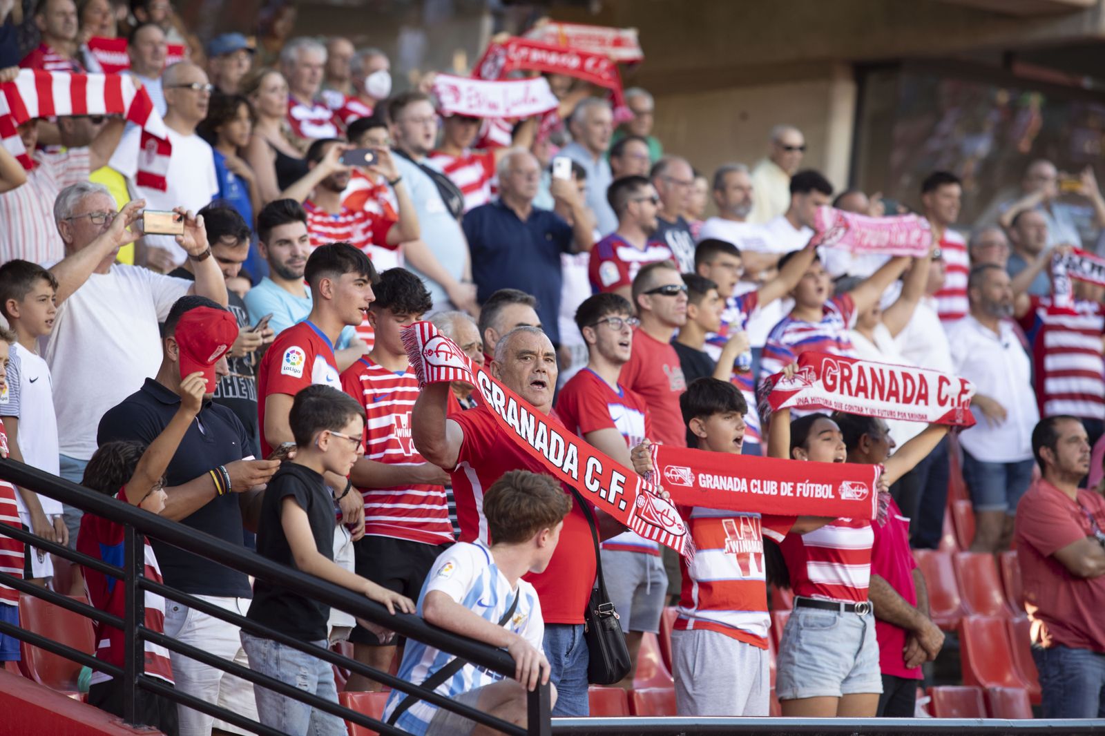 La afición del Granada entona el himno en Los Cármenes.