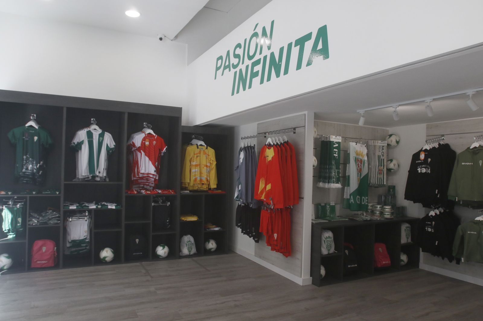 Las imágenes de la tienda oficial del Córdoba CF en el centro