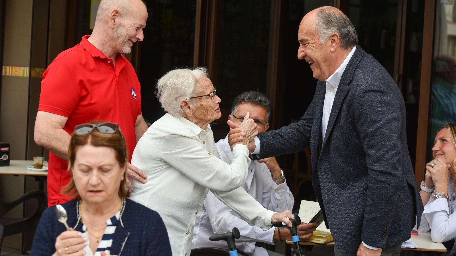 El alcalde de Algeciras saluda a una algecireña.