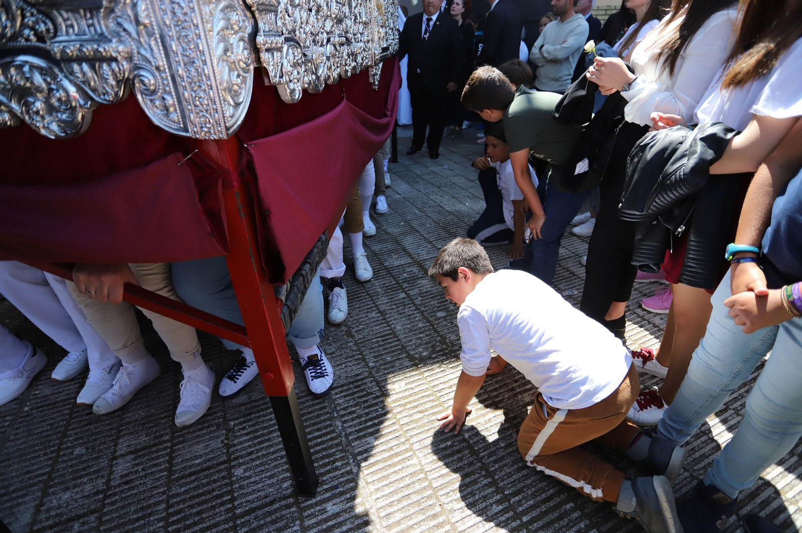 Imágenes del recorrido de la Hermandad del Cristo Cautivo de Huelva