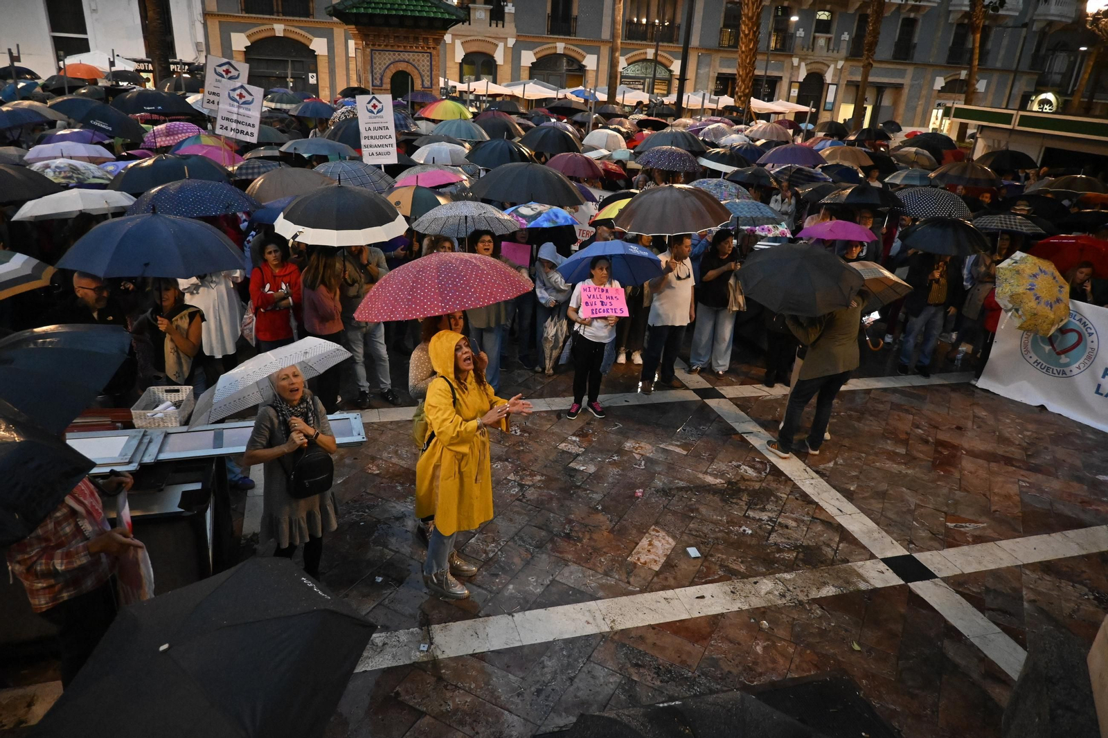 Las mejores imágenes de la manifestación por la sanidad en Huelva