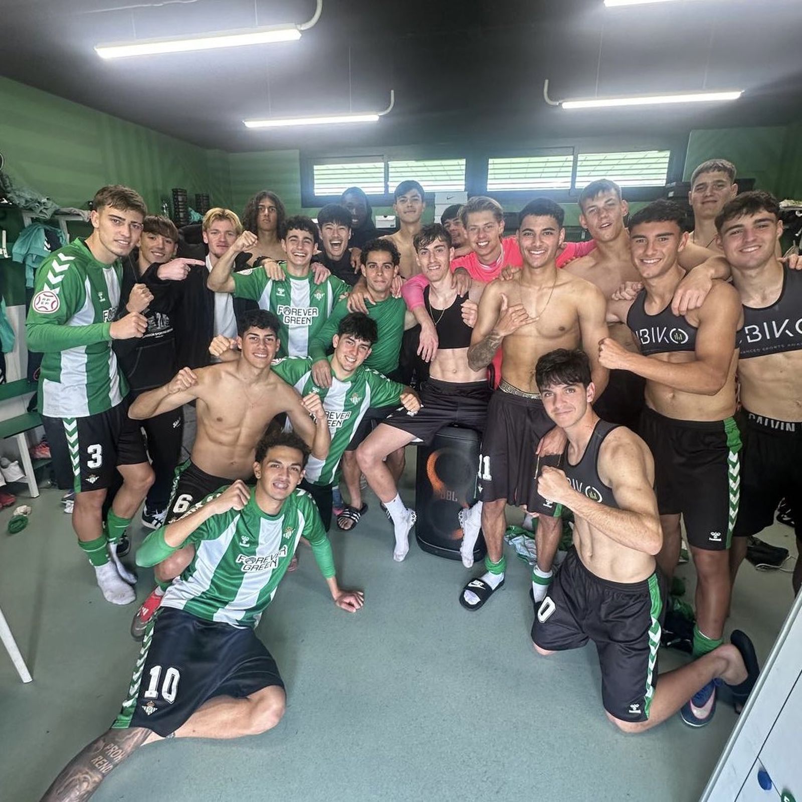 Los verdiblancos celebran en su vestuario su victoria frente a los almerienses.