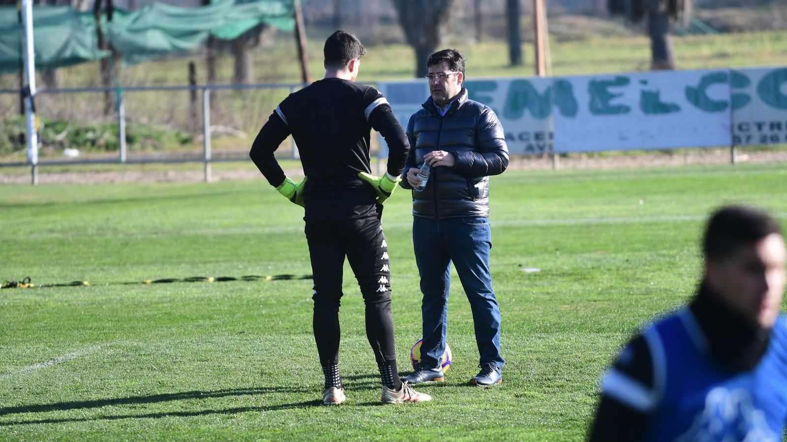 Jesús León charla con Carlos Abad en el entrenamiento matinal.