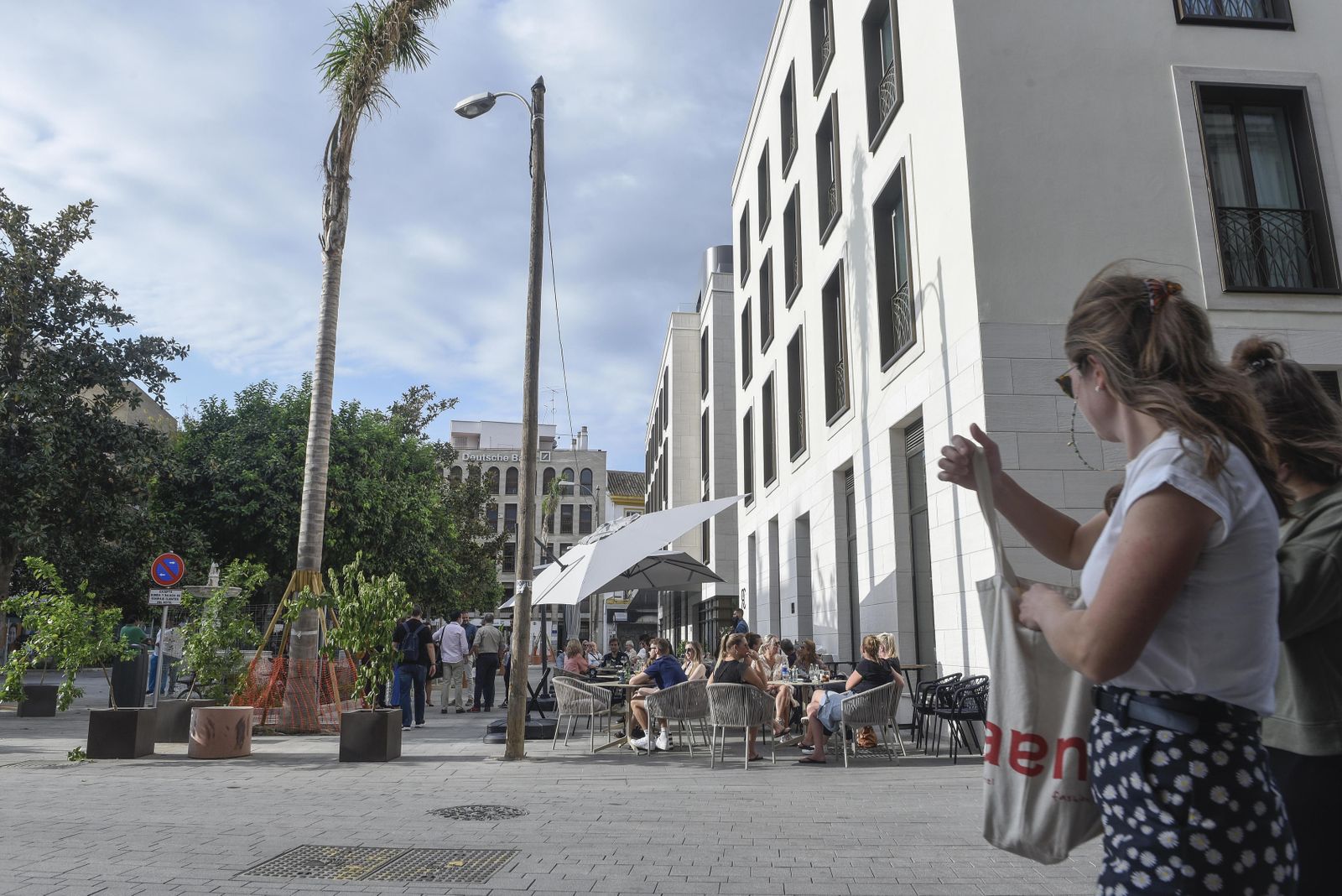 Un par de jóvenes pasean por el centro de Sevilla