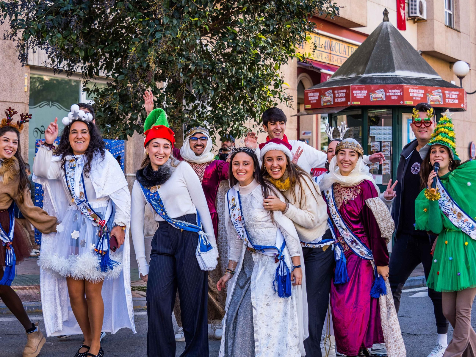 La Caravana Solidaria recoge cientos de regalos para echar una mano a los Reyes Magos en San Fernando