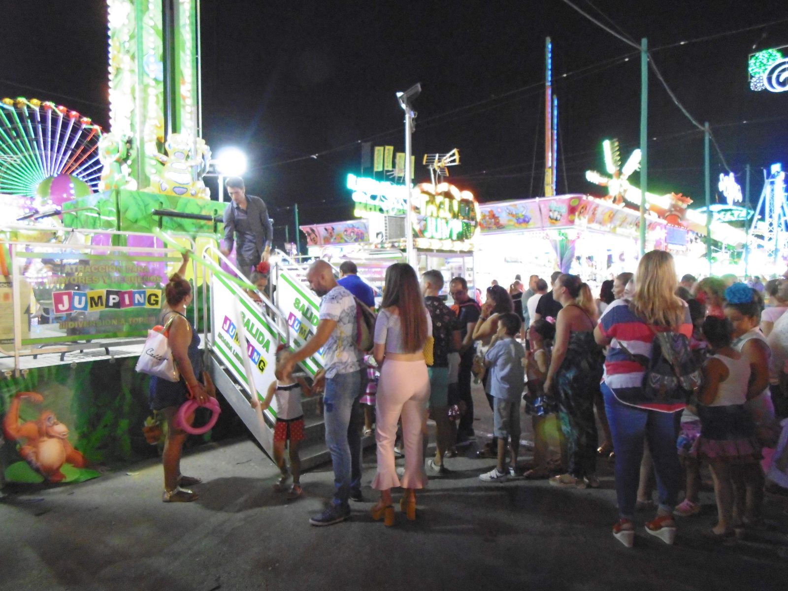 Los más pequeños hacen cola de varios turnos para disfrutar de algunas atracciones.