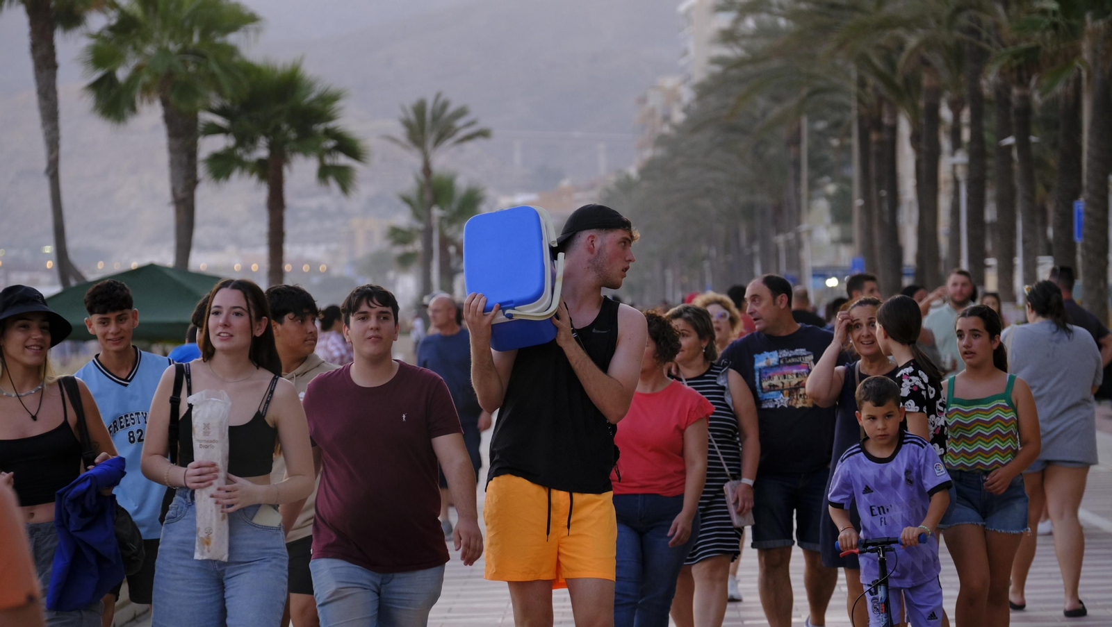 Imágenes de las hogueras de la Noche de San Juan en Almería capital