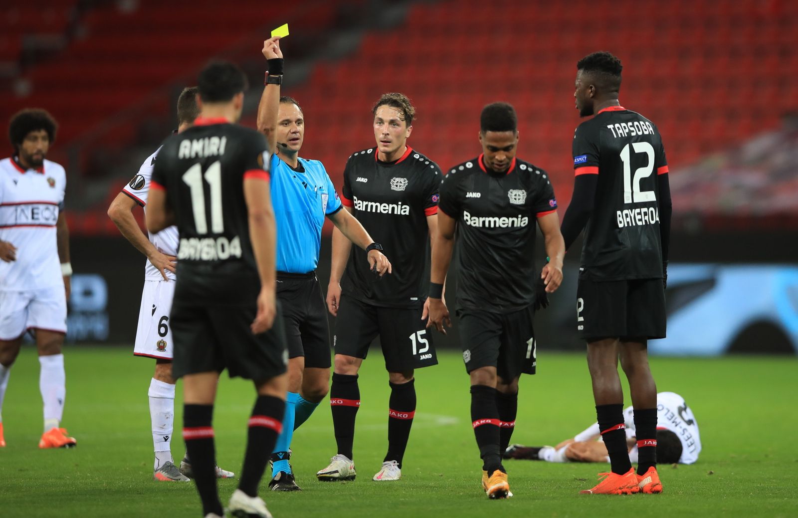 Fran Jovic amonesta a un jugador del Leverkusen.