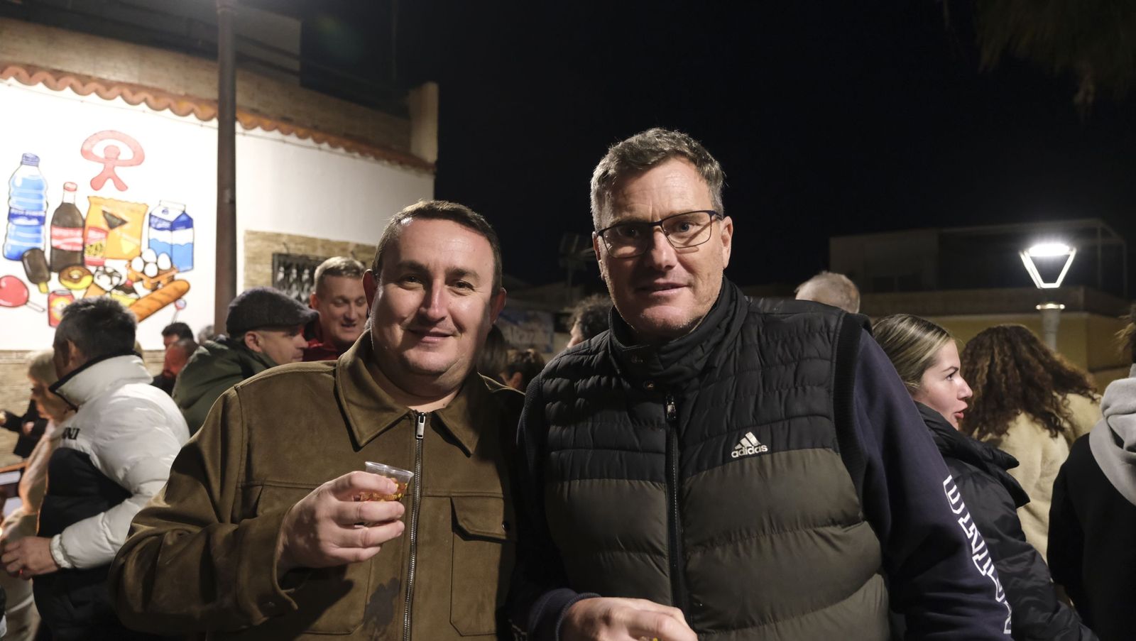Las Hogueras de San Antón del casco histórico de Almería, en imágenes