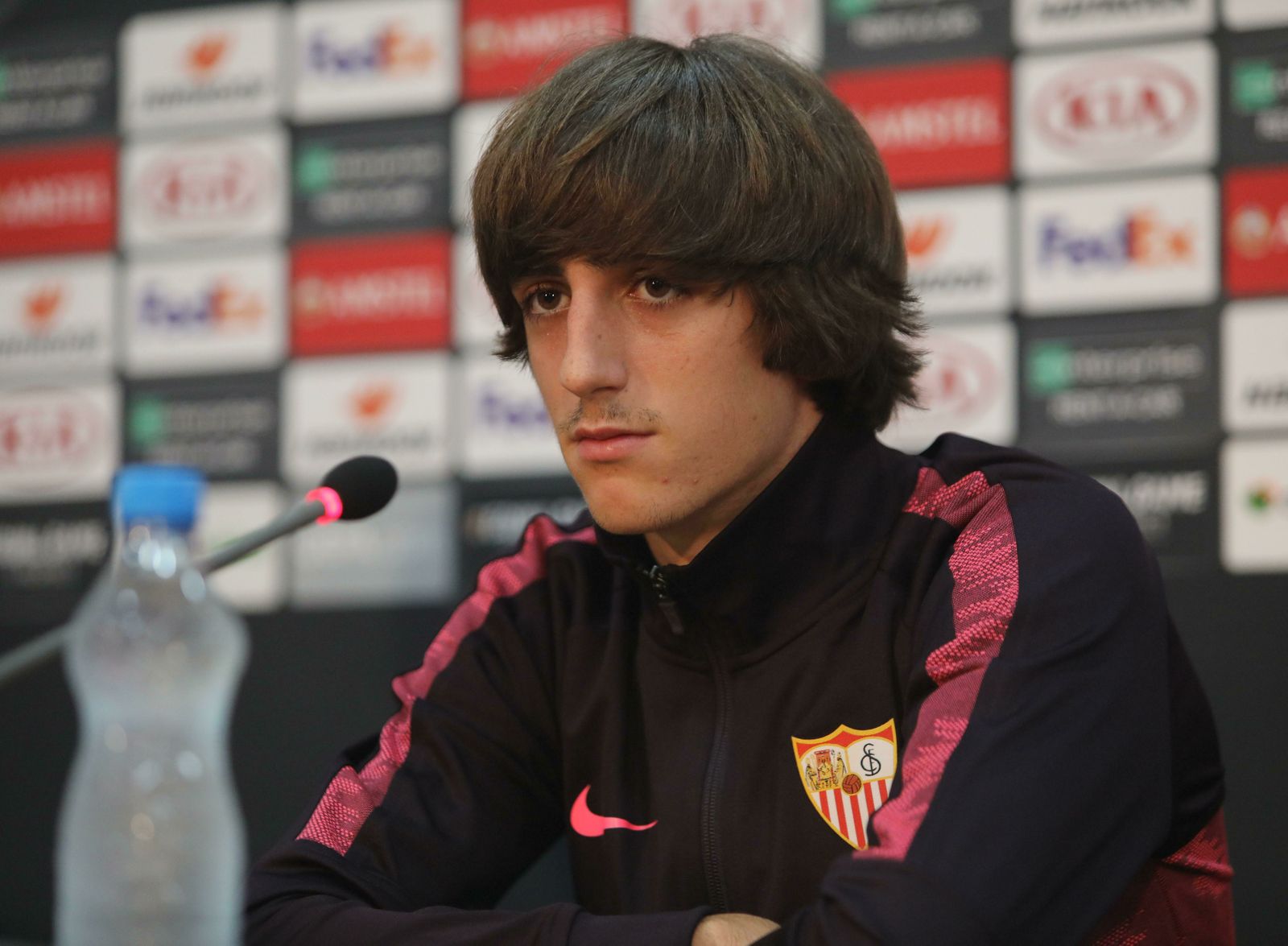 Bryan Gil, durante una comparecencia oficial ante los medios en su etapa en el Sevilla.