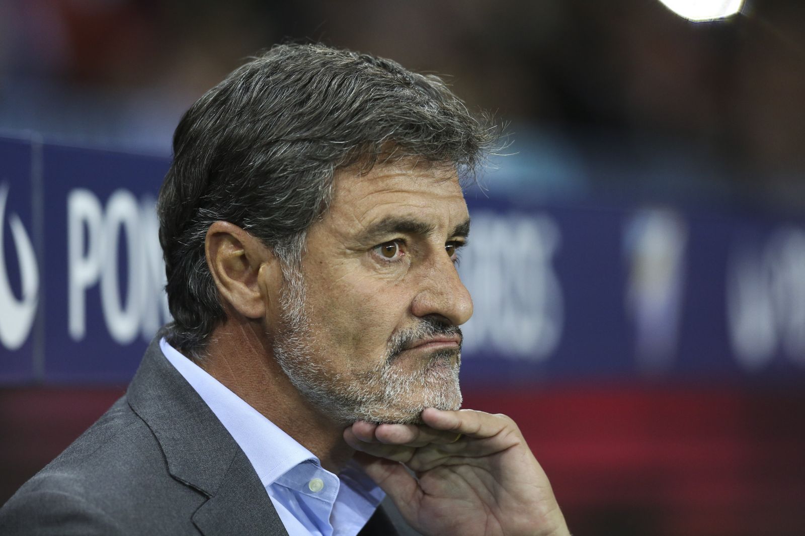 Míchel, pensativo durante el partido de ayer.