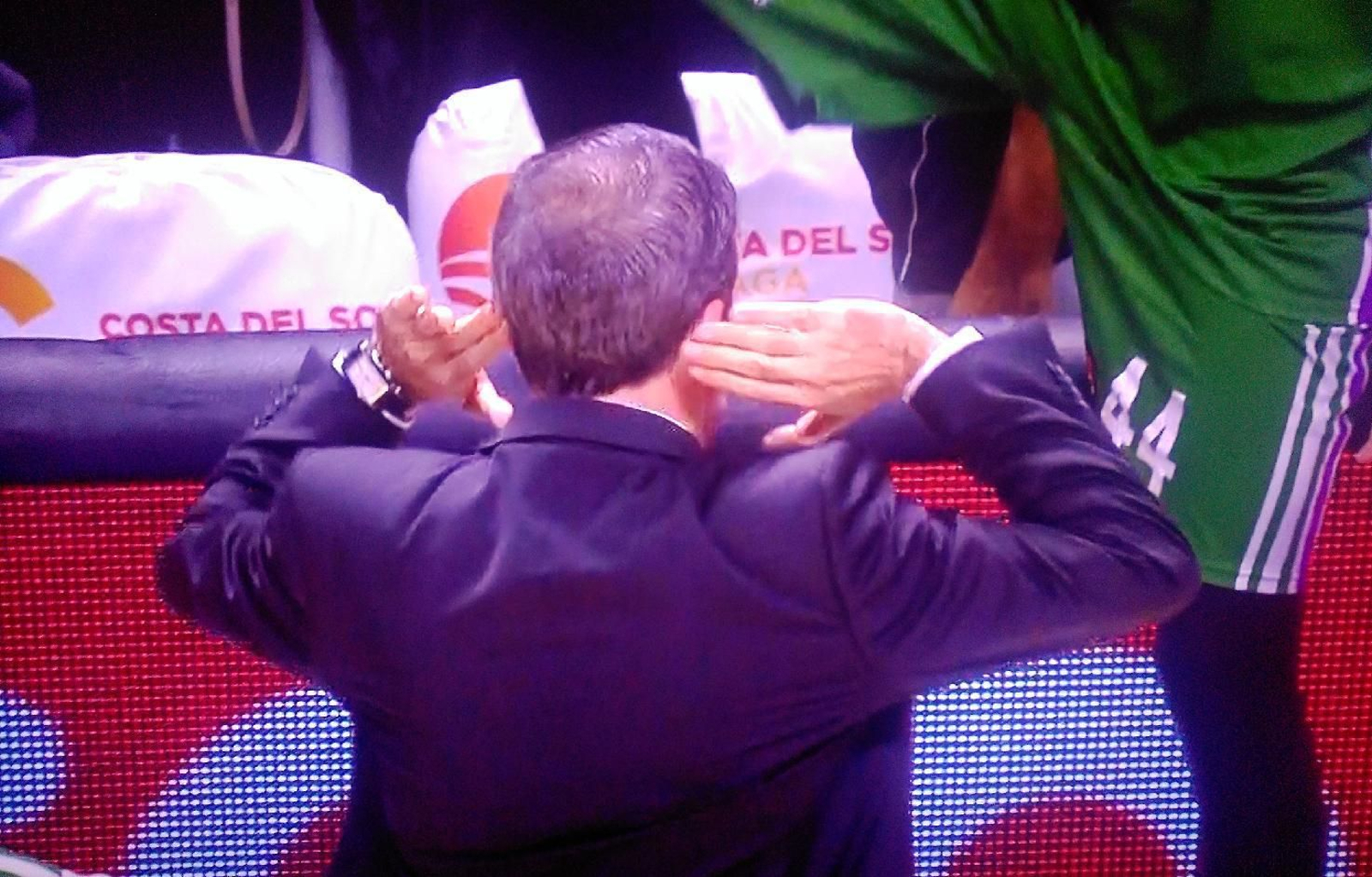 Joan Plaza se dirige a la afición tras forzar la prórroga.