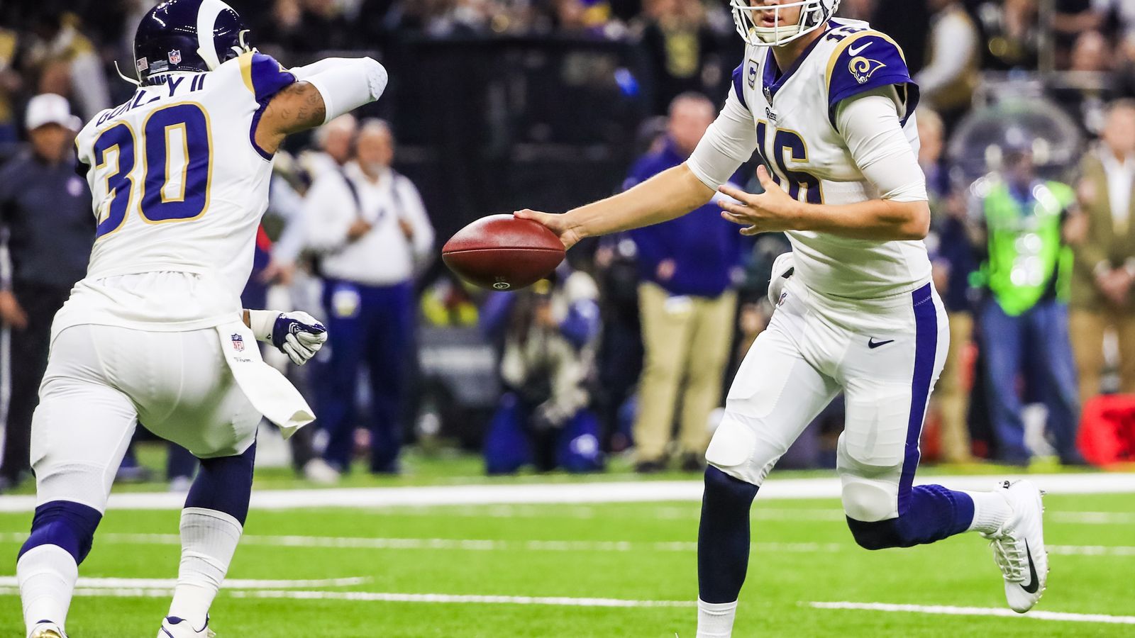 JARED GOFF #16 | Rams | Quarterback | Cuando Brady ganó su primera Super Bowl, Goff tenía sólo 7 años. Es la mayor diferencia de edad entre los mariscales de campo en la final. Este californiano representa al nuevo football frente a la vieja guardia. Le avala ser el número 1 del draft en 2016. Con McVay madura a pasos agigantados