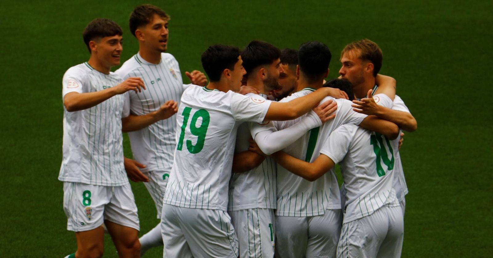 Los jugadores del Córdoba B celebran un gol en El Arcángel.