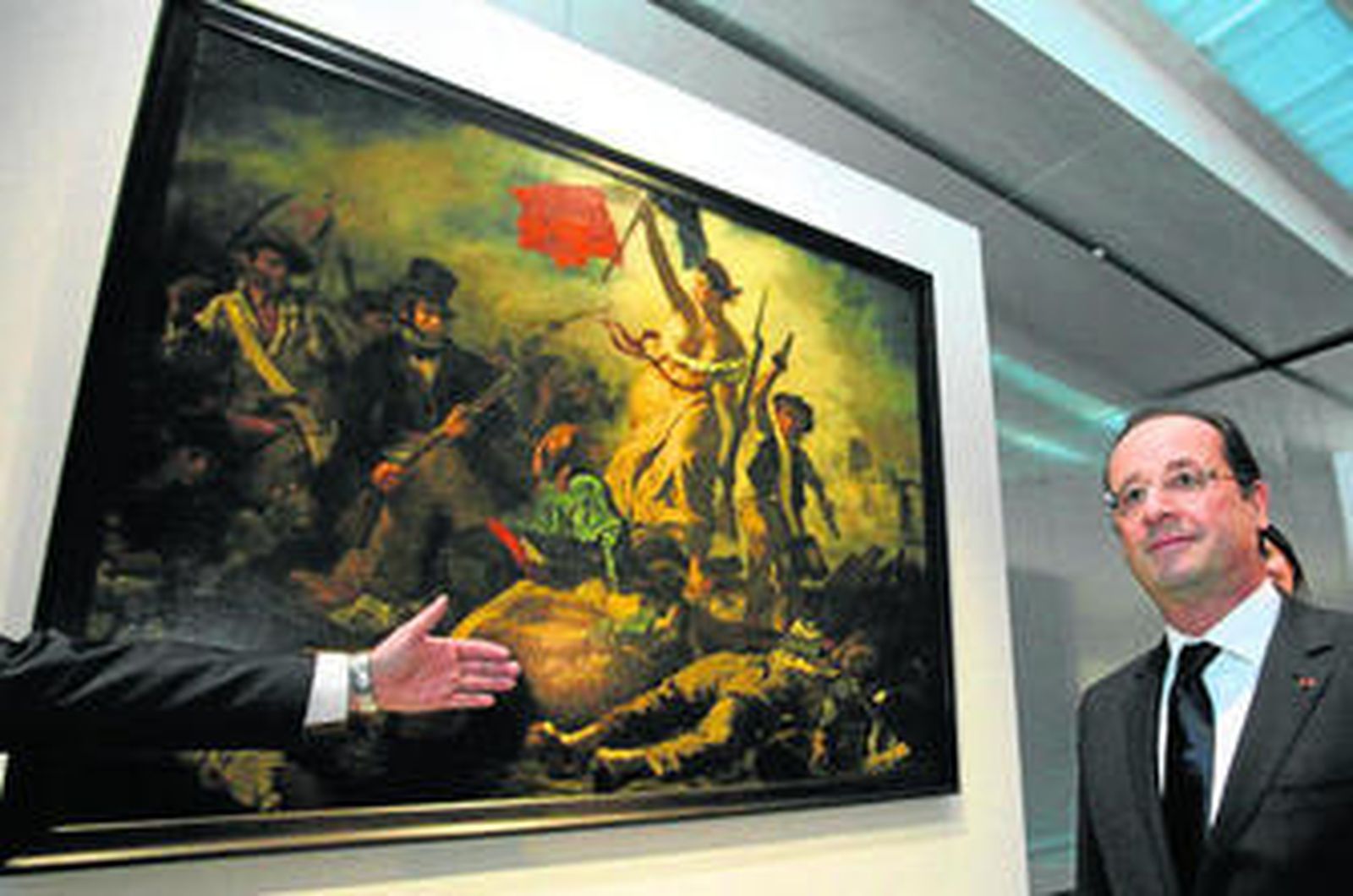 François Hollande, presidente francés, al inaugurar en diciembre la delegación del Louvre en Lens.