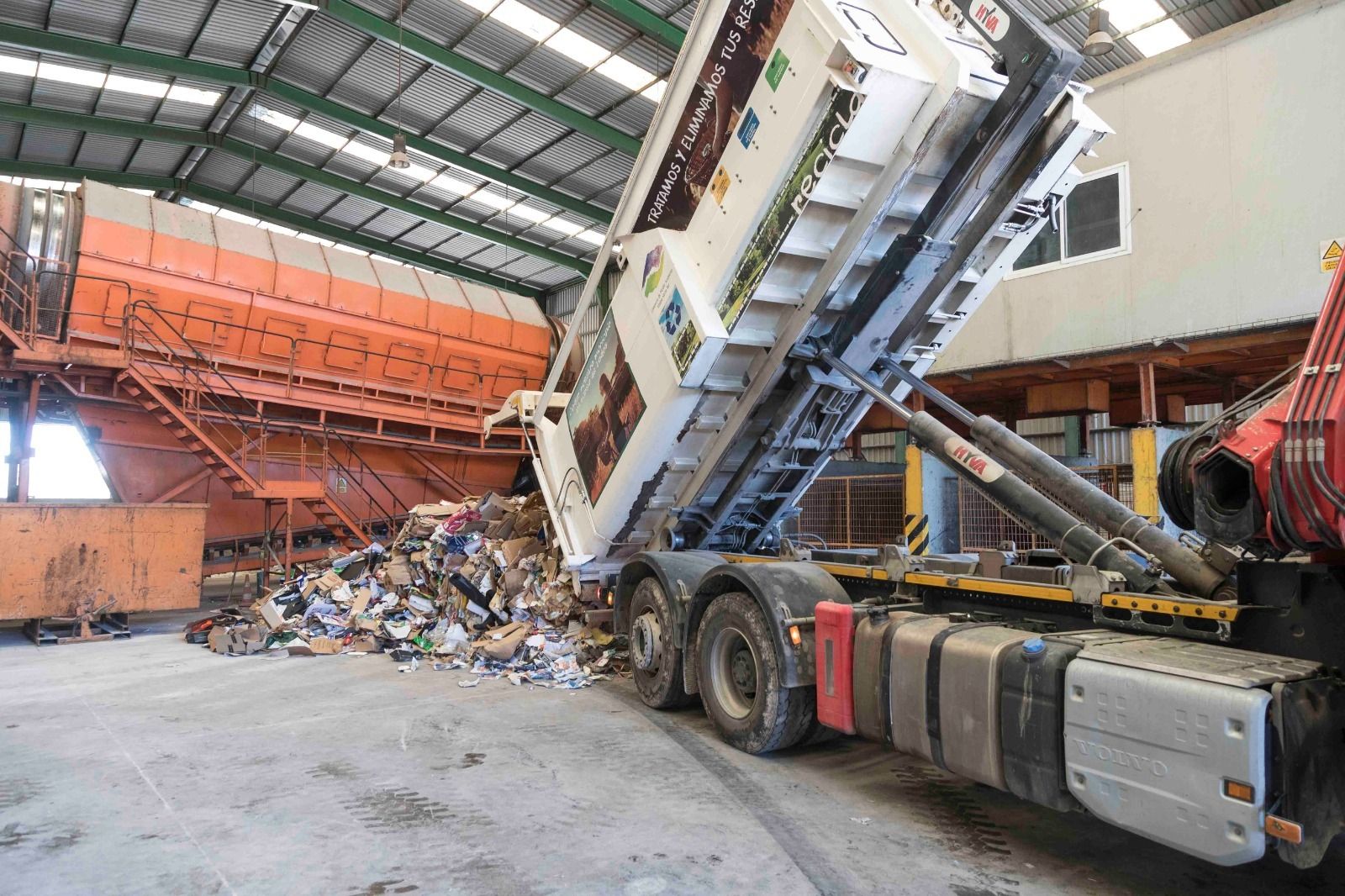 Un camión descarga restos de papel y cartón en la planta de tratamiento de residuos del Consorcio de Medio Ambiente Estepa-Sierra Sur.
