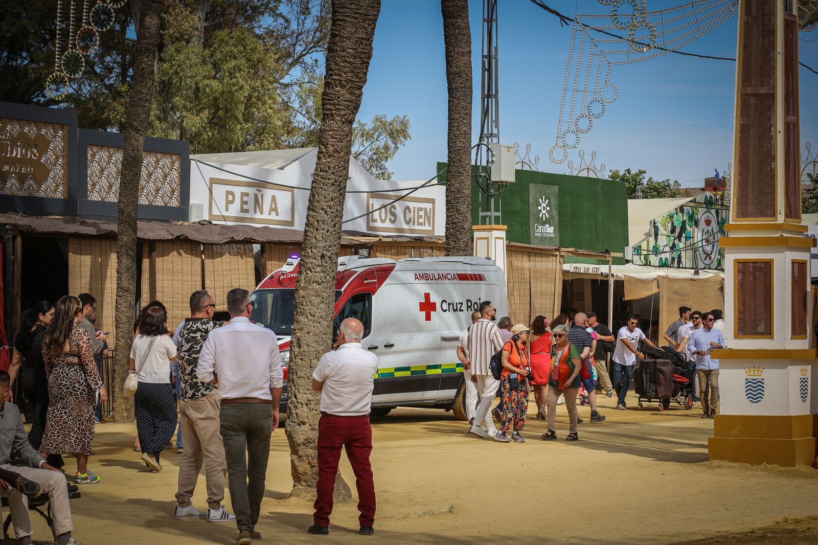 Una ambulancia de Cruz Roja por el González Hontoria en Jerez.