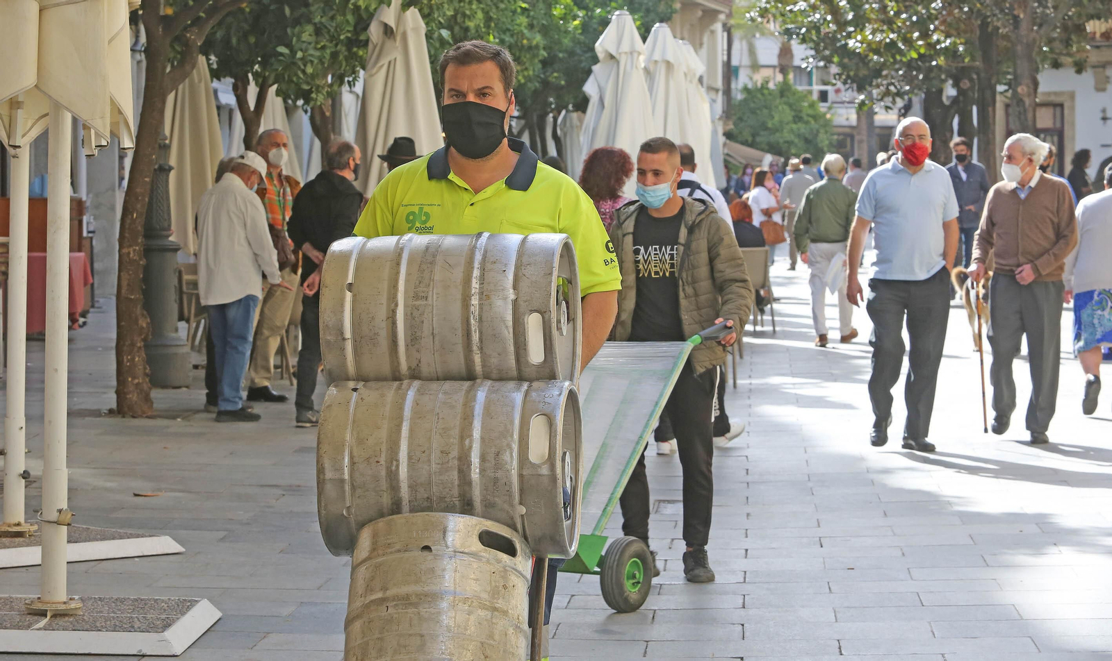 Un repartidor de barriles de cerveza para reponerlos en los establecimientos hosteleros del centro de Jerez.