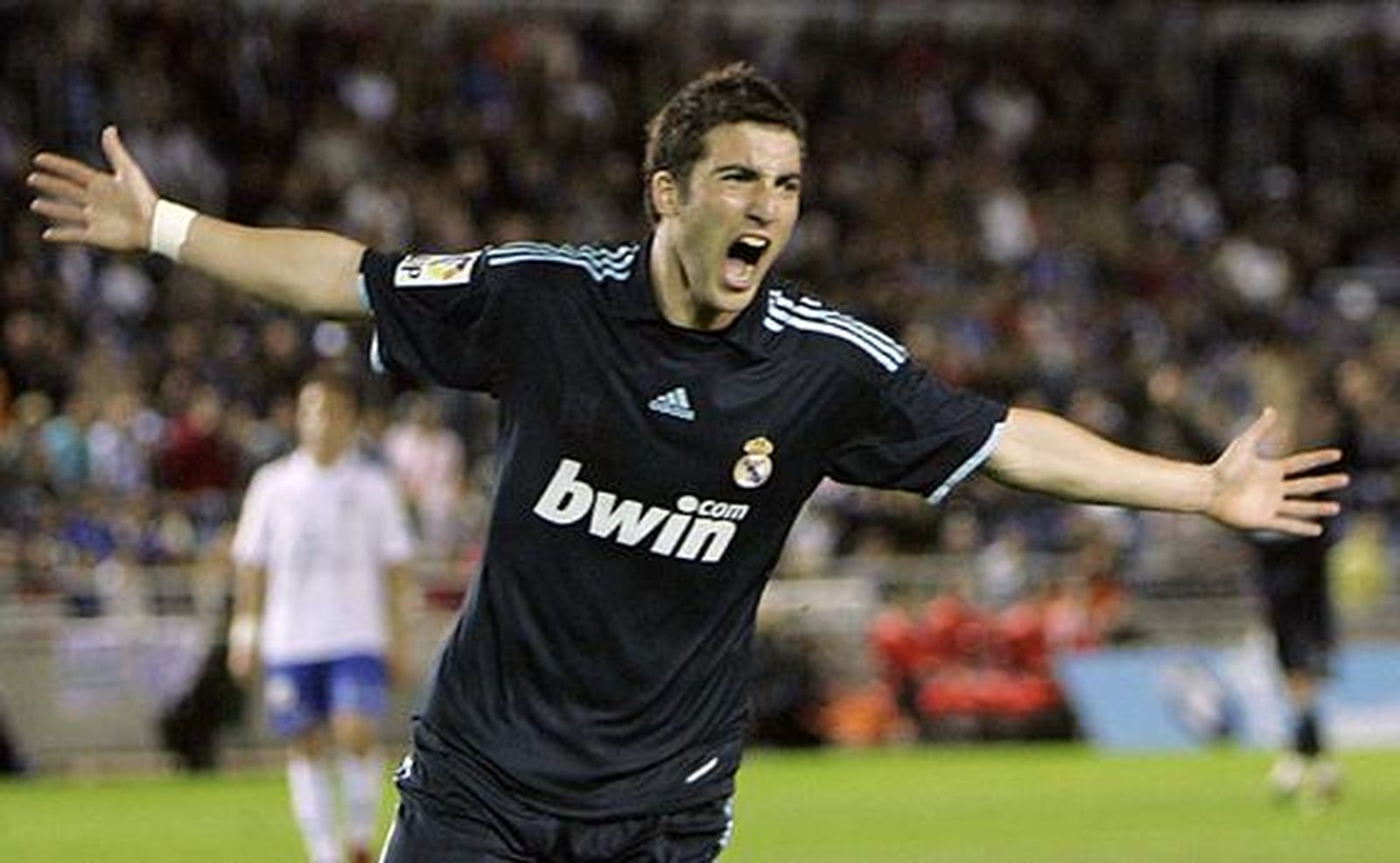 Los de Pellegrini golean al Tenerife en el Heleliodoro Rodríguez López con goles de Higuaín (dos), Kaká, Ronaldo y Raúl. / AFP · EFE · Reuters