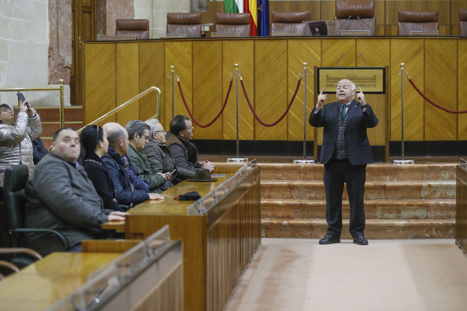 El presidente del Parlamento se dirige al primer grupo de visitantes al salón de plenos.