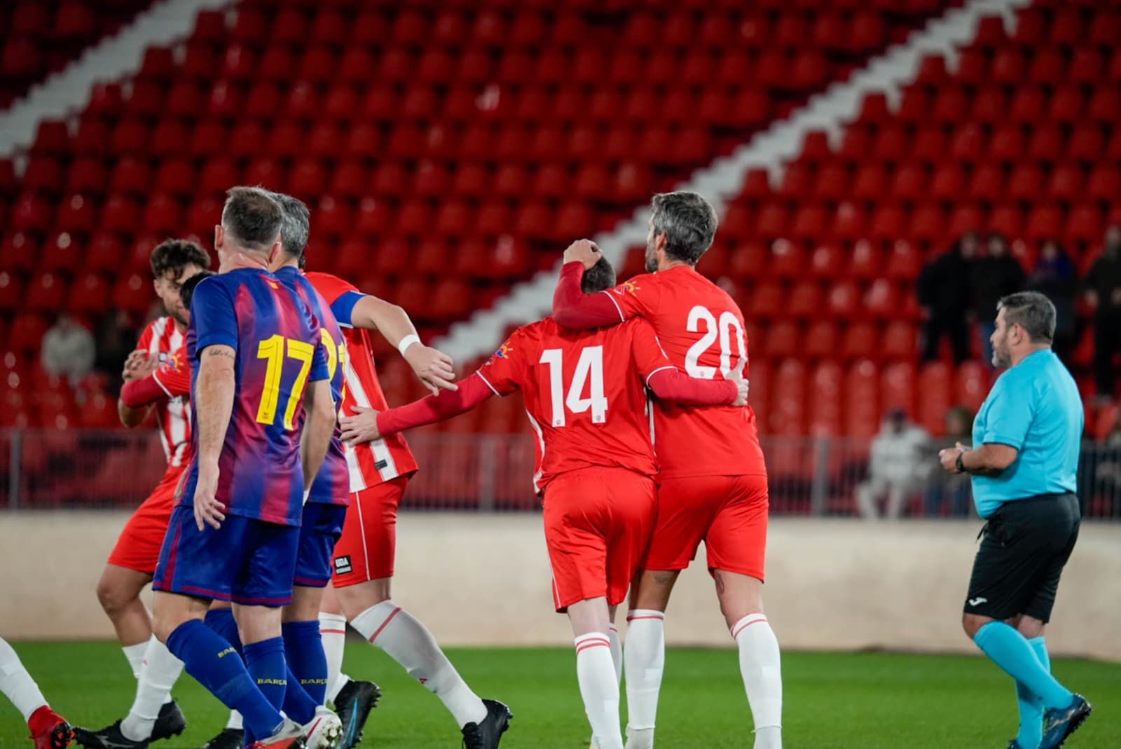 Los rojiblancos celebran su tanto frente a los azulgranas en el homenaje a Guillermo Blanes.