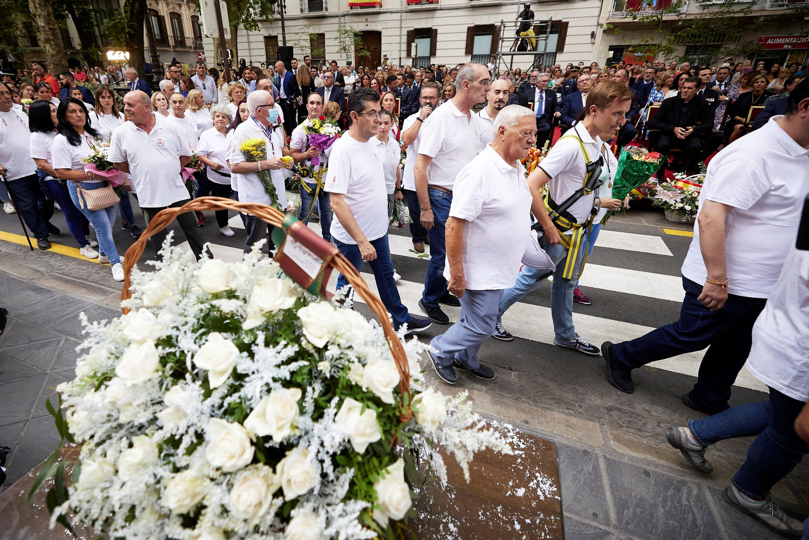 Granada se vuelca con la ofrenda floral en la Basílica de la Virgen de las Angustias