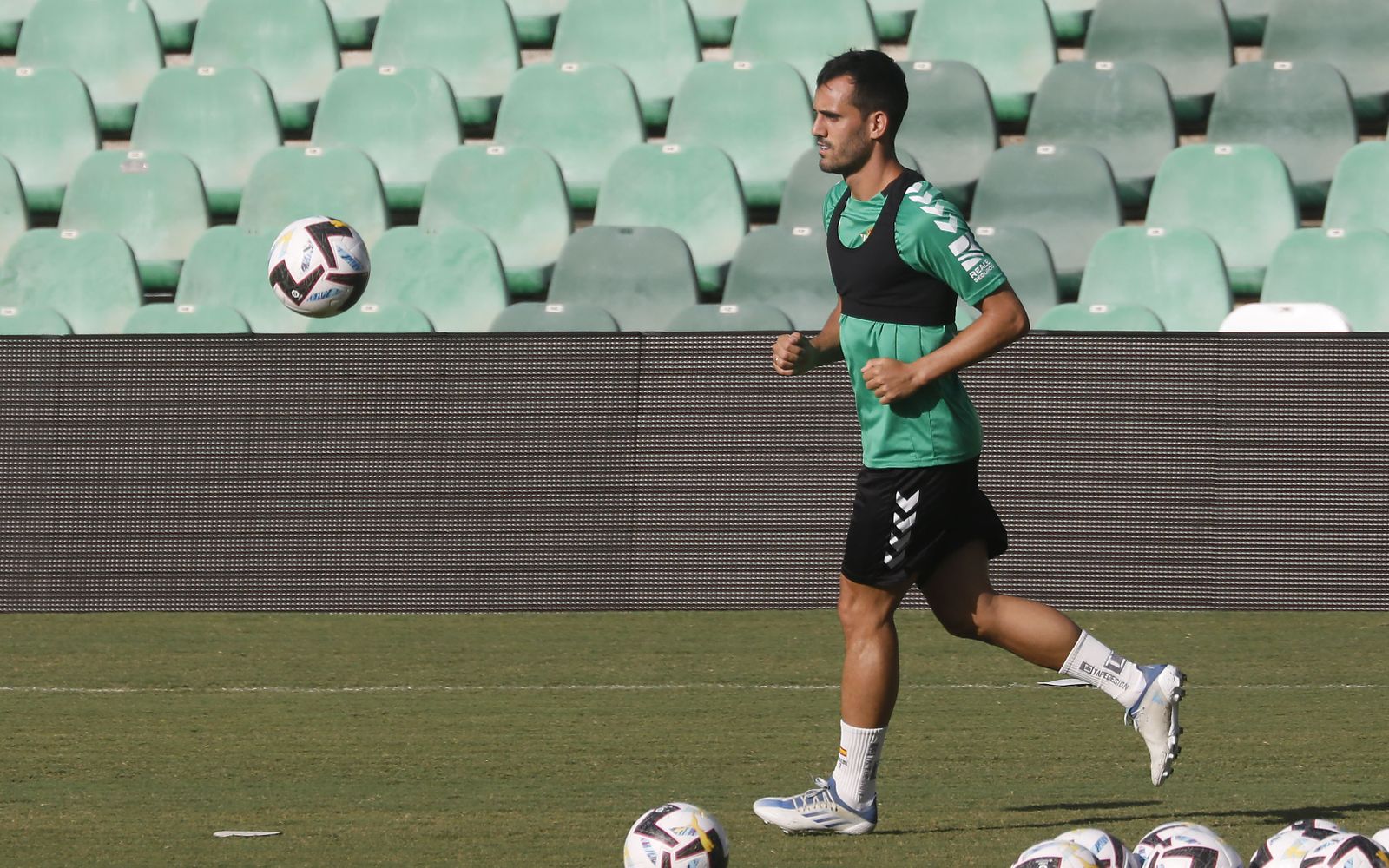 Juanmi se ejercita en el Benito Villamarín.