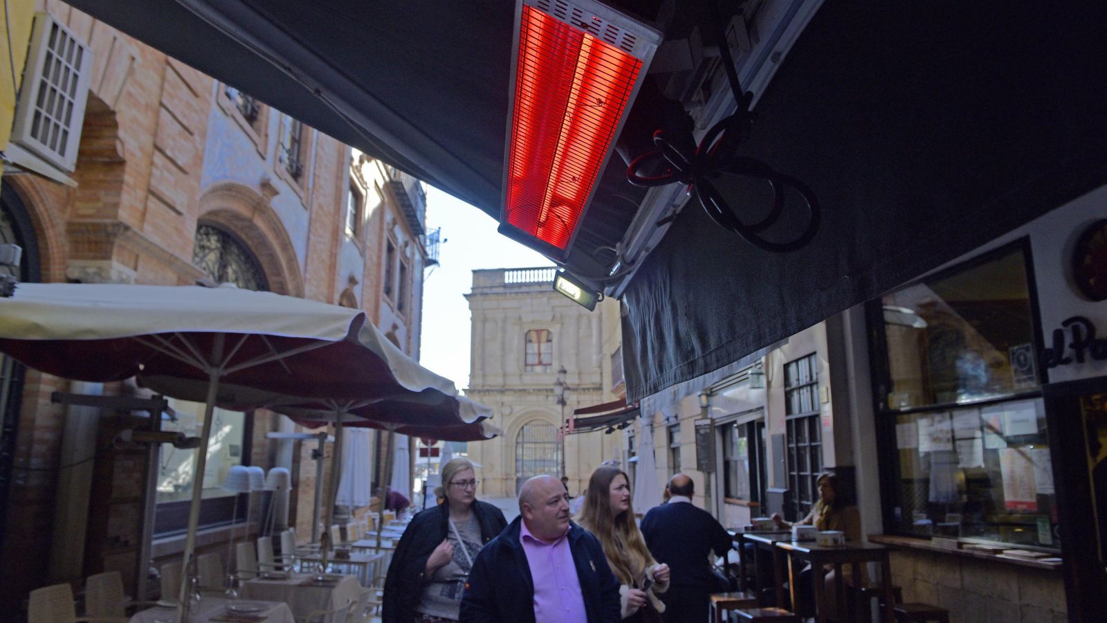 Un radiador eléctrico instalado en el toldo de un negocio hostelero.