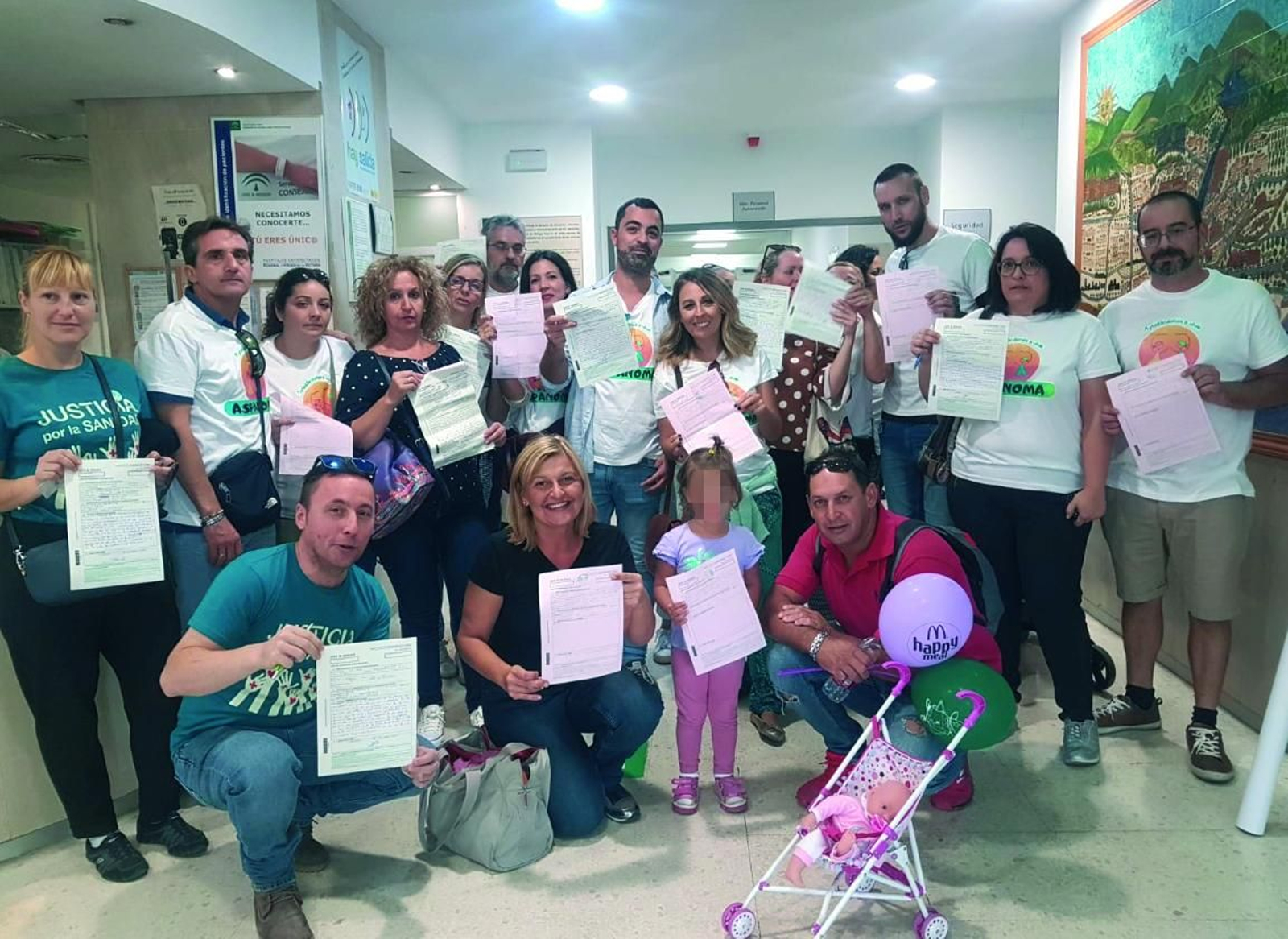 Padres de niños oncológicos del Materno con el escrito en el que piden más medios.