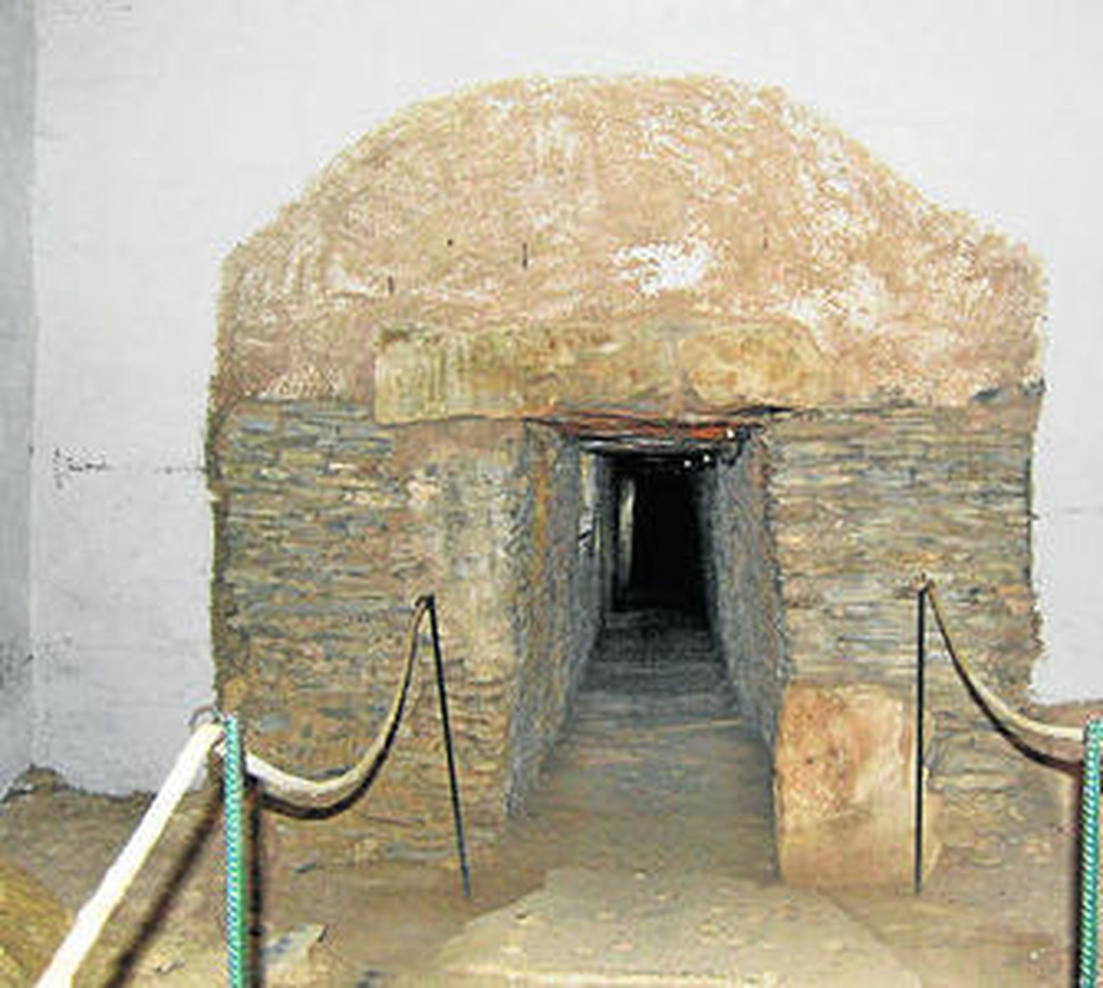 Entrada a la galería interior del dolmen de La Pastora.