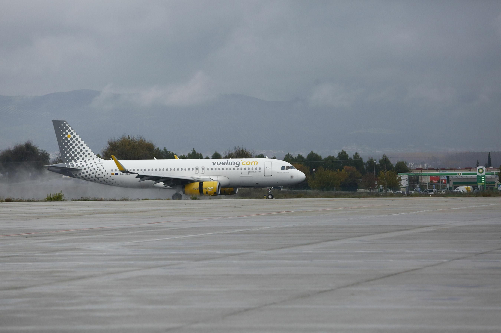 Un avión de Vueling aterriza en el aeropuerto de Granada