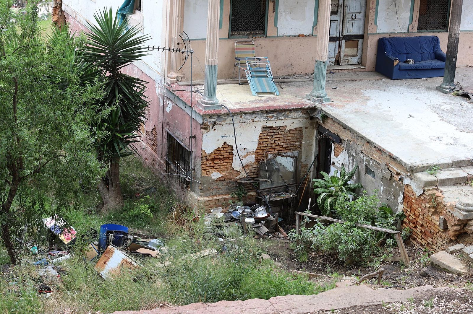 Imágenes del lamentable estado en el que se encuentra la casa  Villa Rosa en el conquero