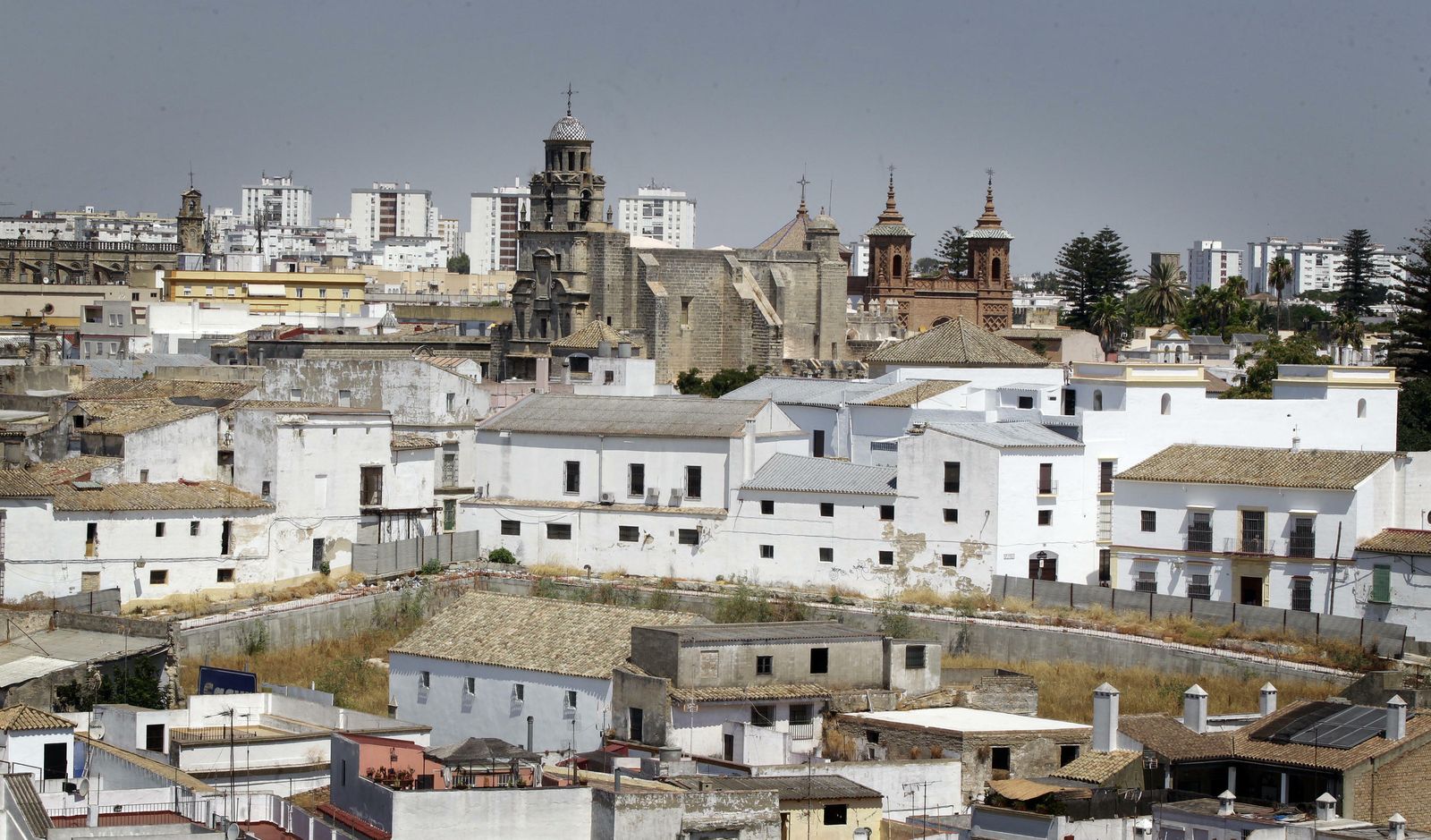 Vista general del casco histórico con San Juan de los Caballeros en primer término.