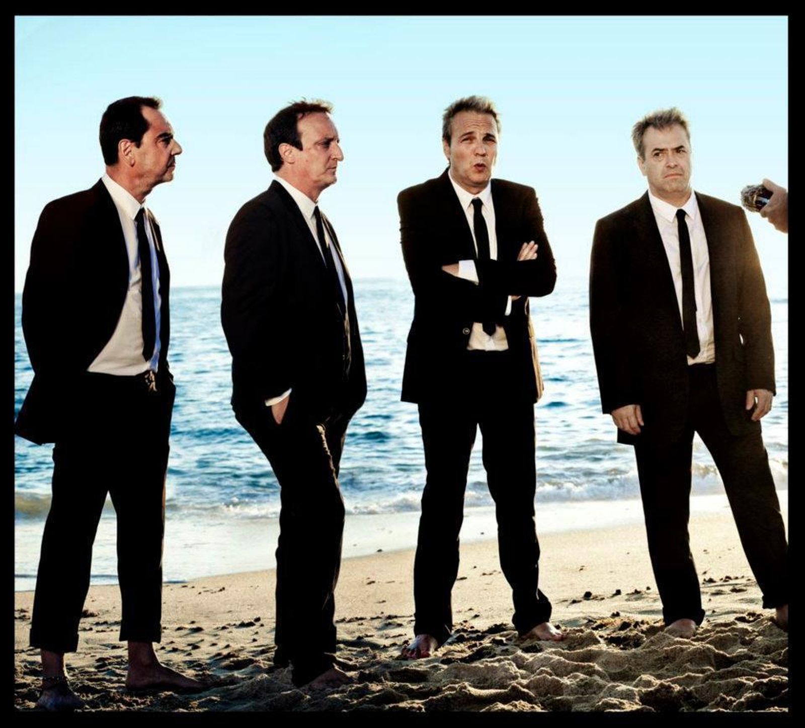 Dani, segundo por la izquierda, en una imagen promocional captada en la playa de Zahara.