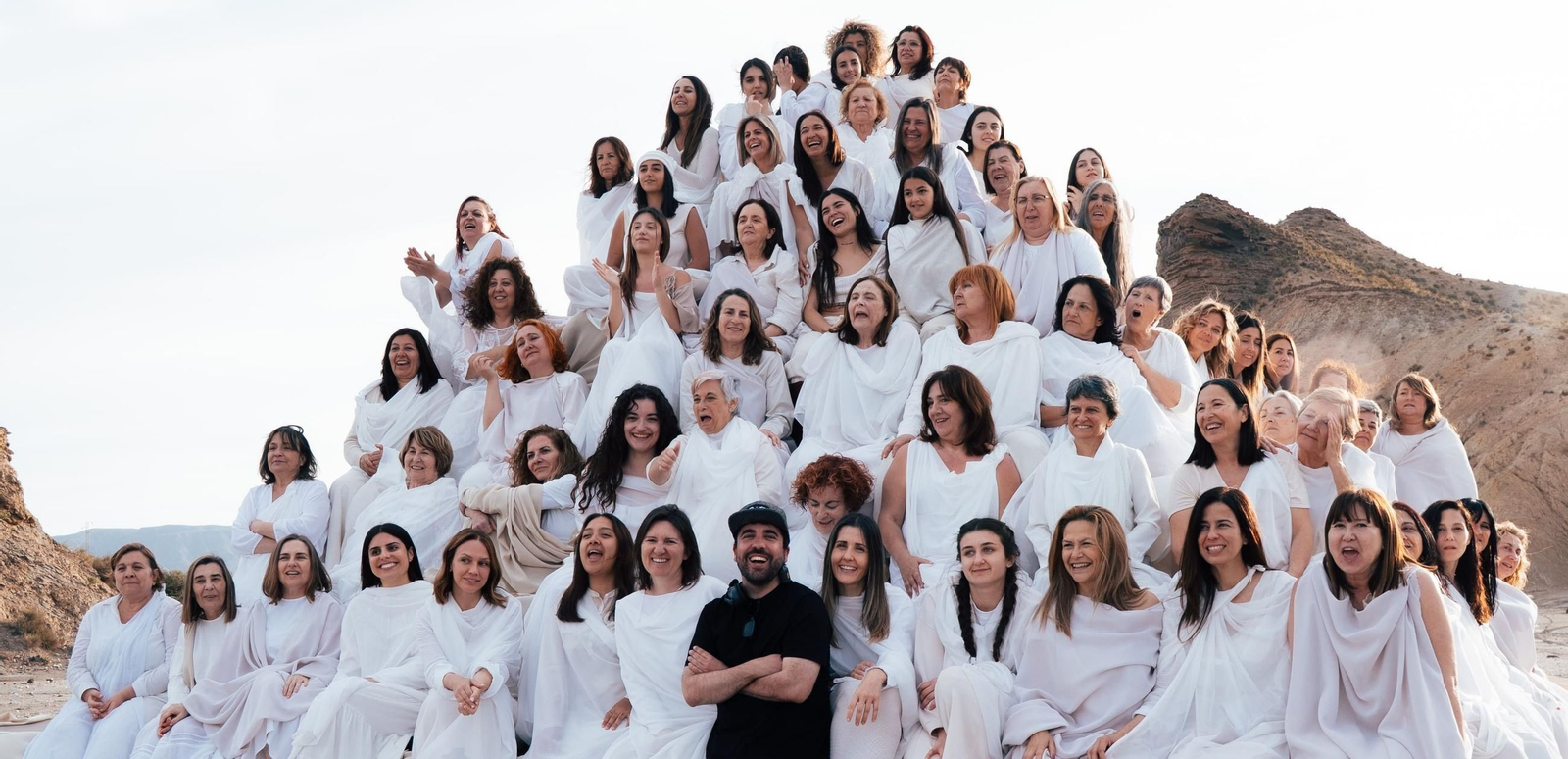 Vera GRV y el director Willy Rodríguez en Tabernas con las mujeres que participaron en el videoclip.