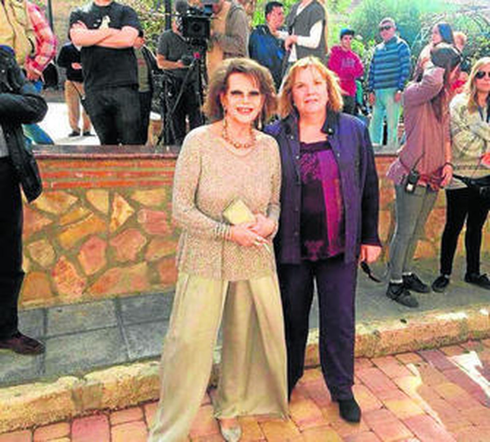 Claudia Cardinale con la alcaldesa de Tabernas, Mari Nieves Jaén.