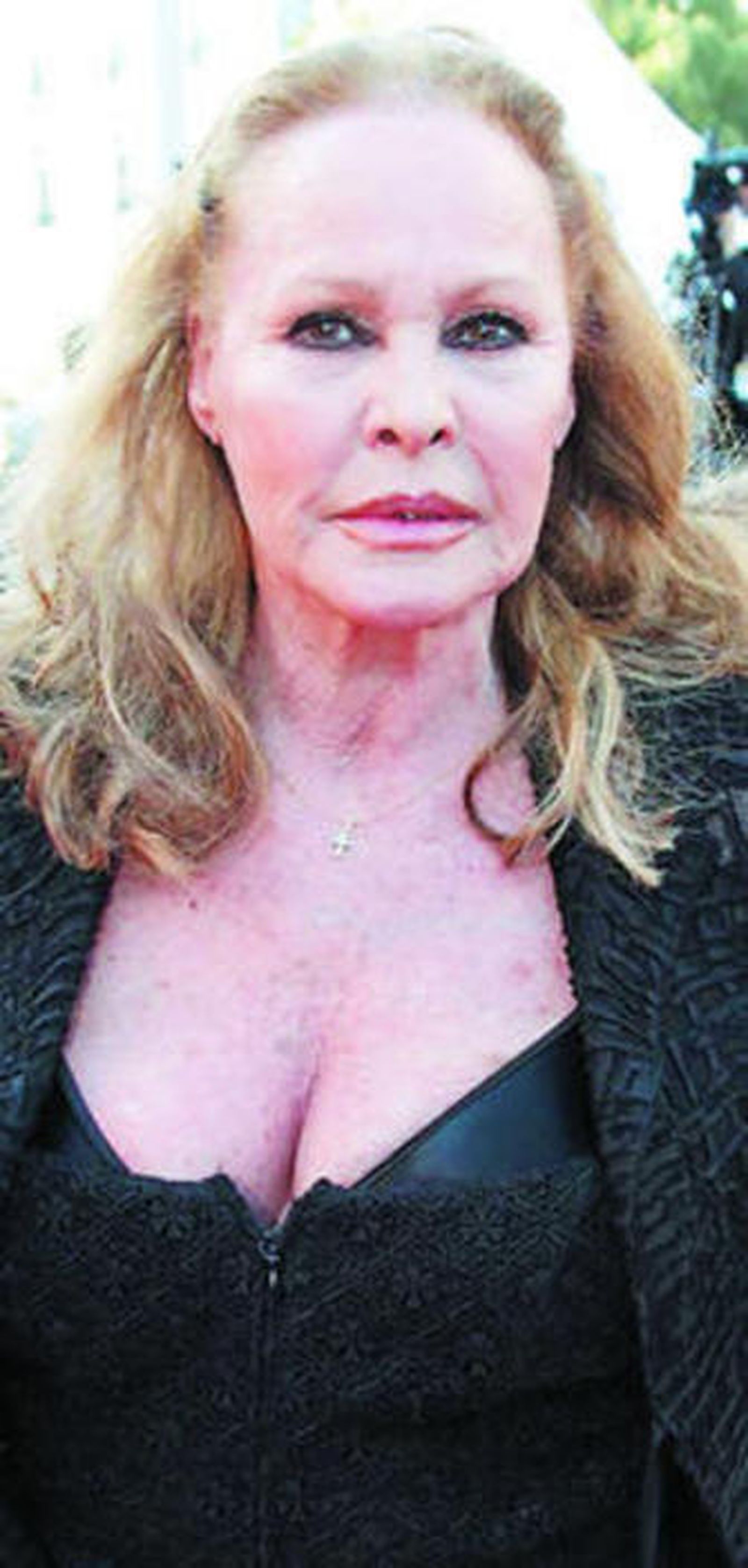 La primera 'chica Bond' ya es octogenaria