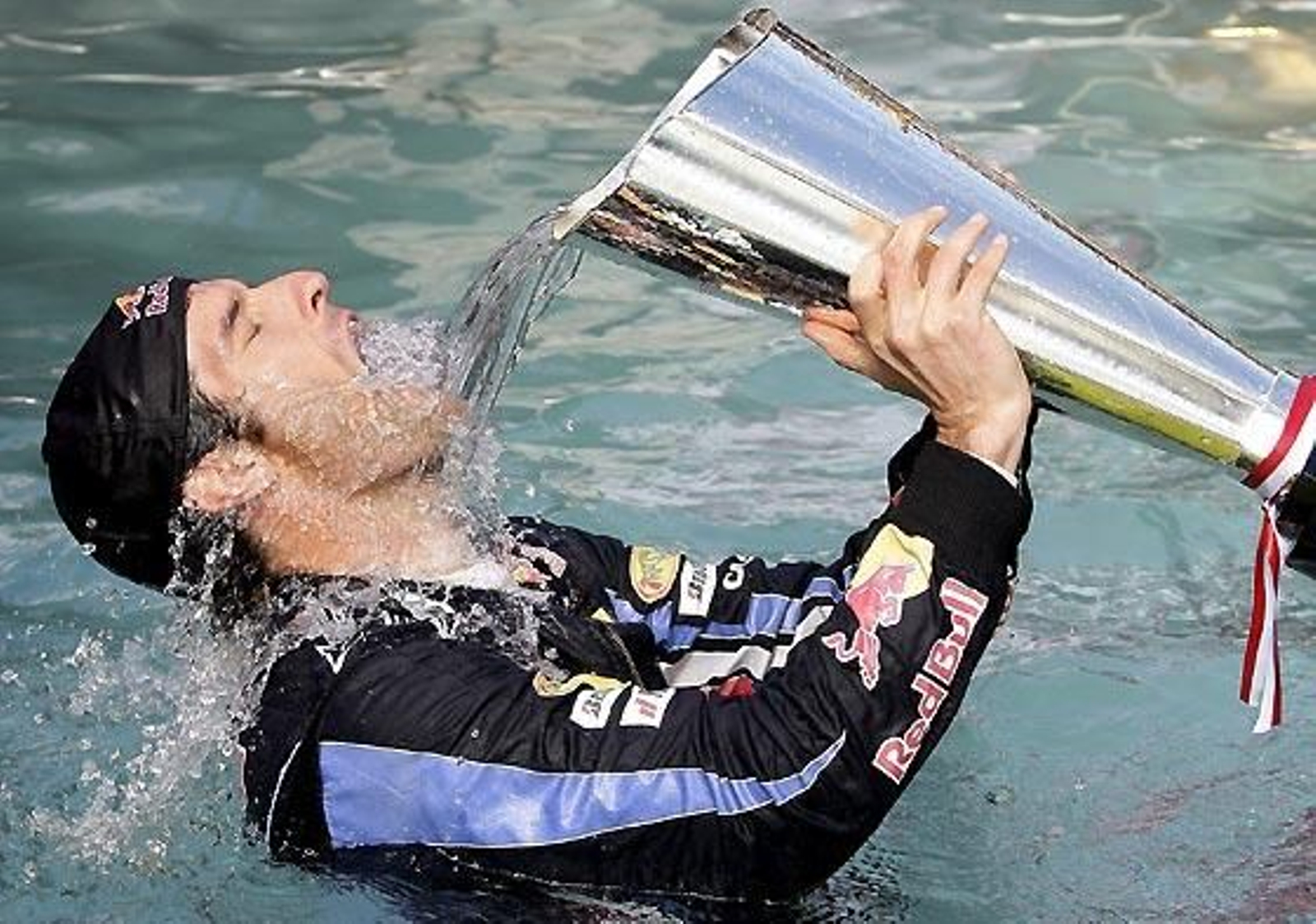 El australiano Mark Webber (Red Bull) celebra su victoria en el Gran Premio de Mónaco en una piscina.

Foto: EFE