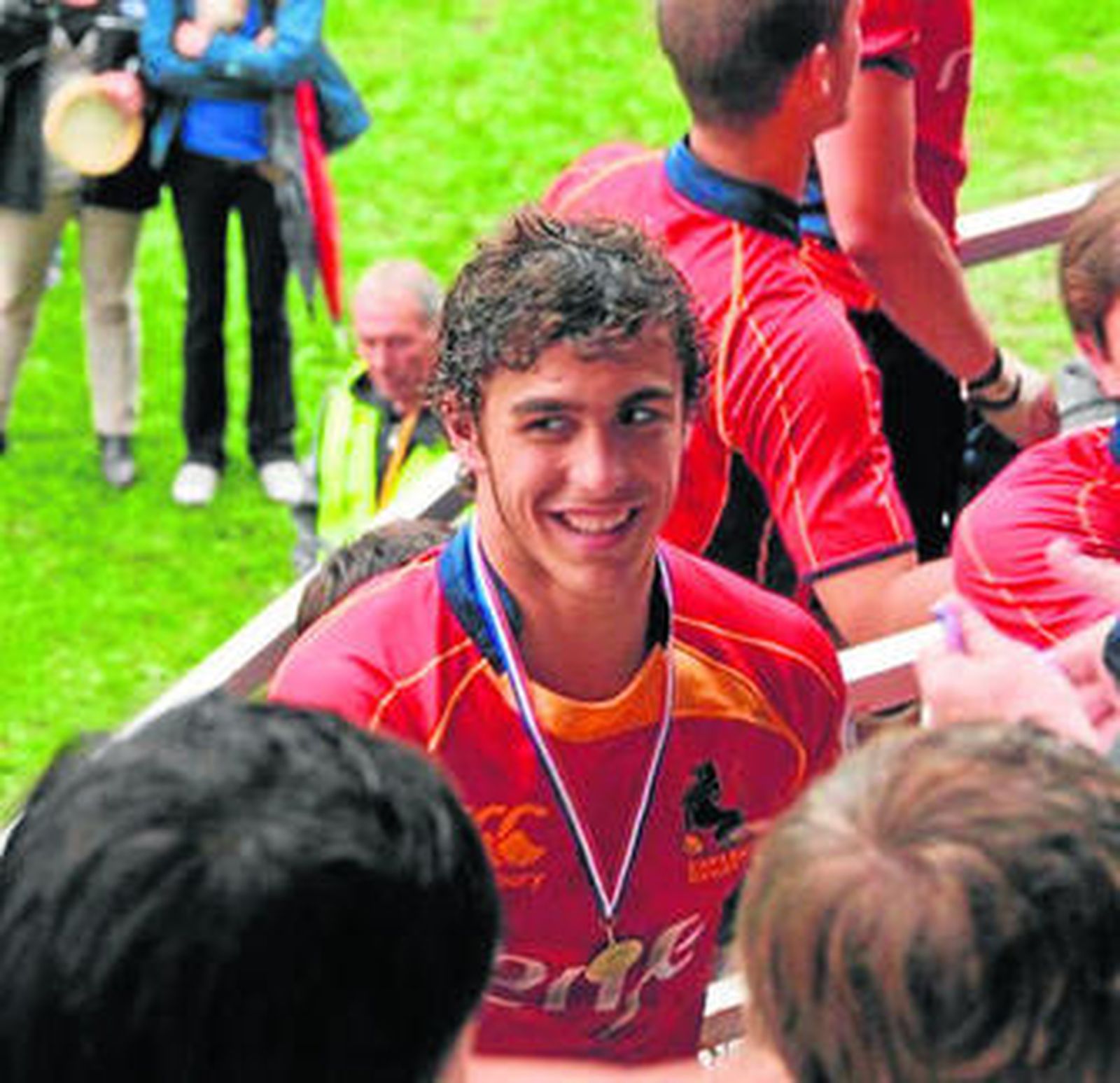 Jacobo Martín recibe su medalla.