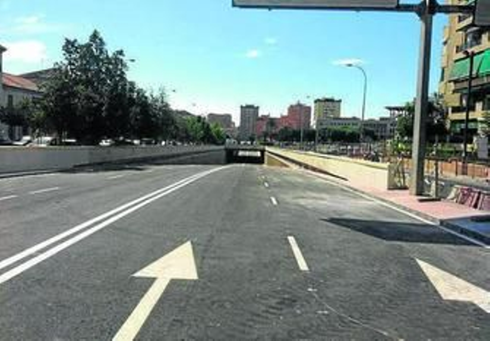 Vista de la vía que da acceso al paso inferior de la Plaza Manuel Azaña.