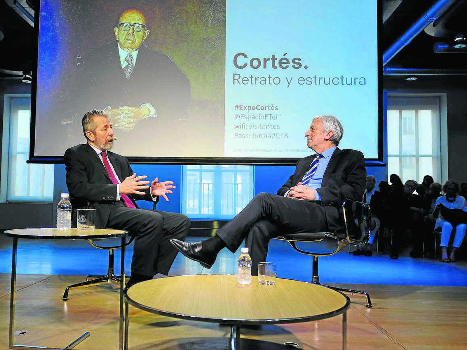 l Hernán Cortés conversa con el catedrático y académico Luis Fernández Galiano, en el acto inaugural.