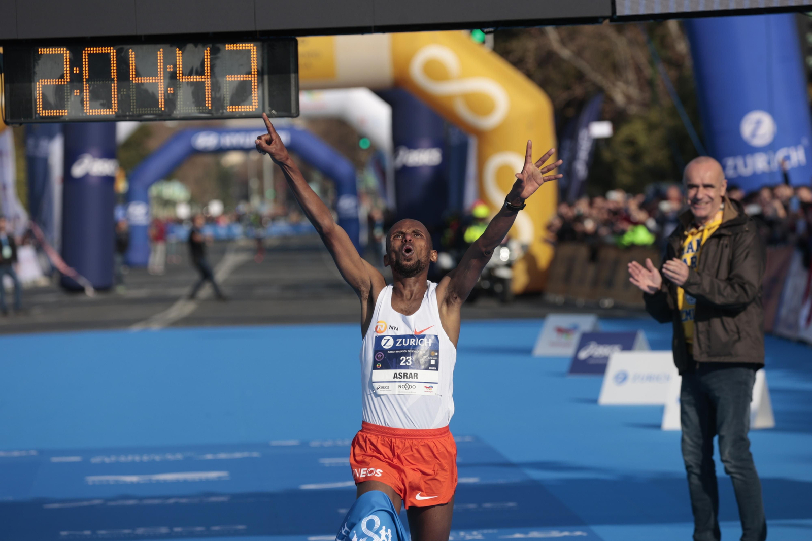 El etíope Asrar Abderehman entra en la meta aplaudido por Antonio Muñoz.