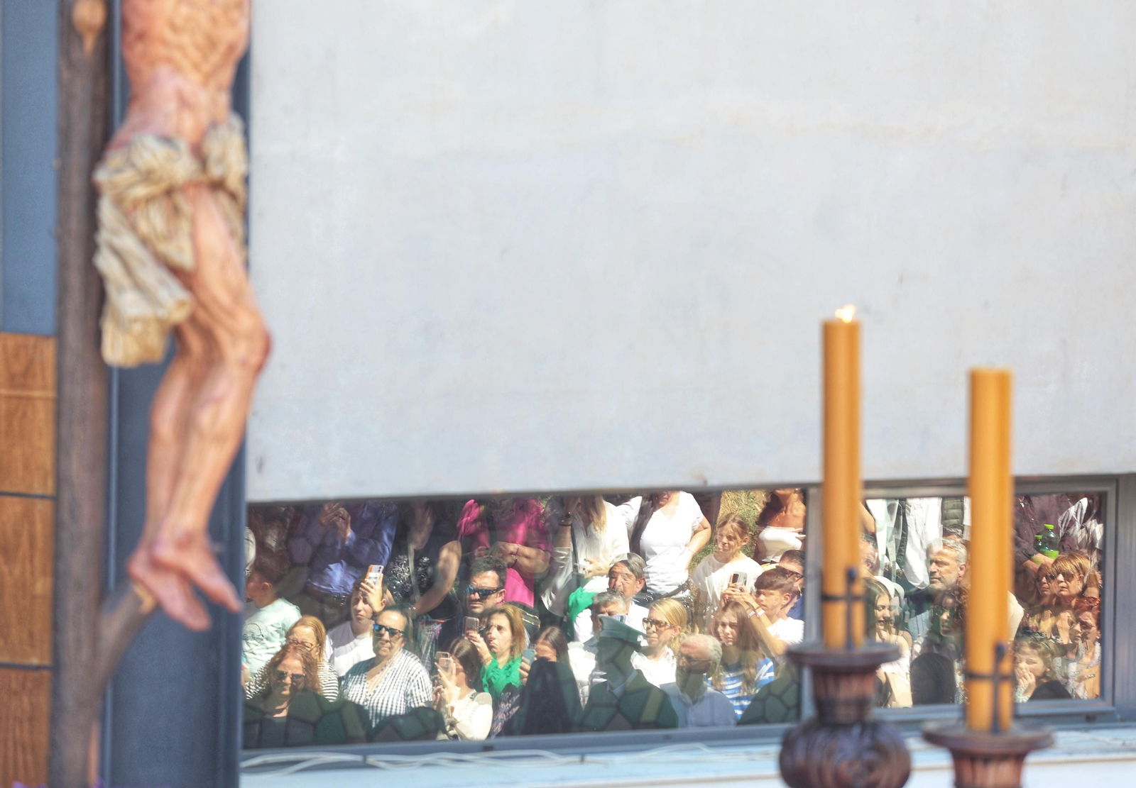 Crucifixión en su procesión del Lunes Santo en Málaga, en fotos