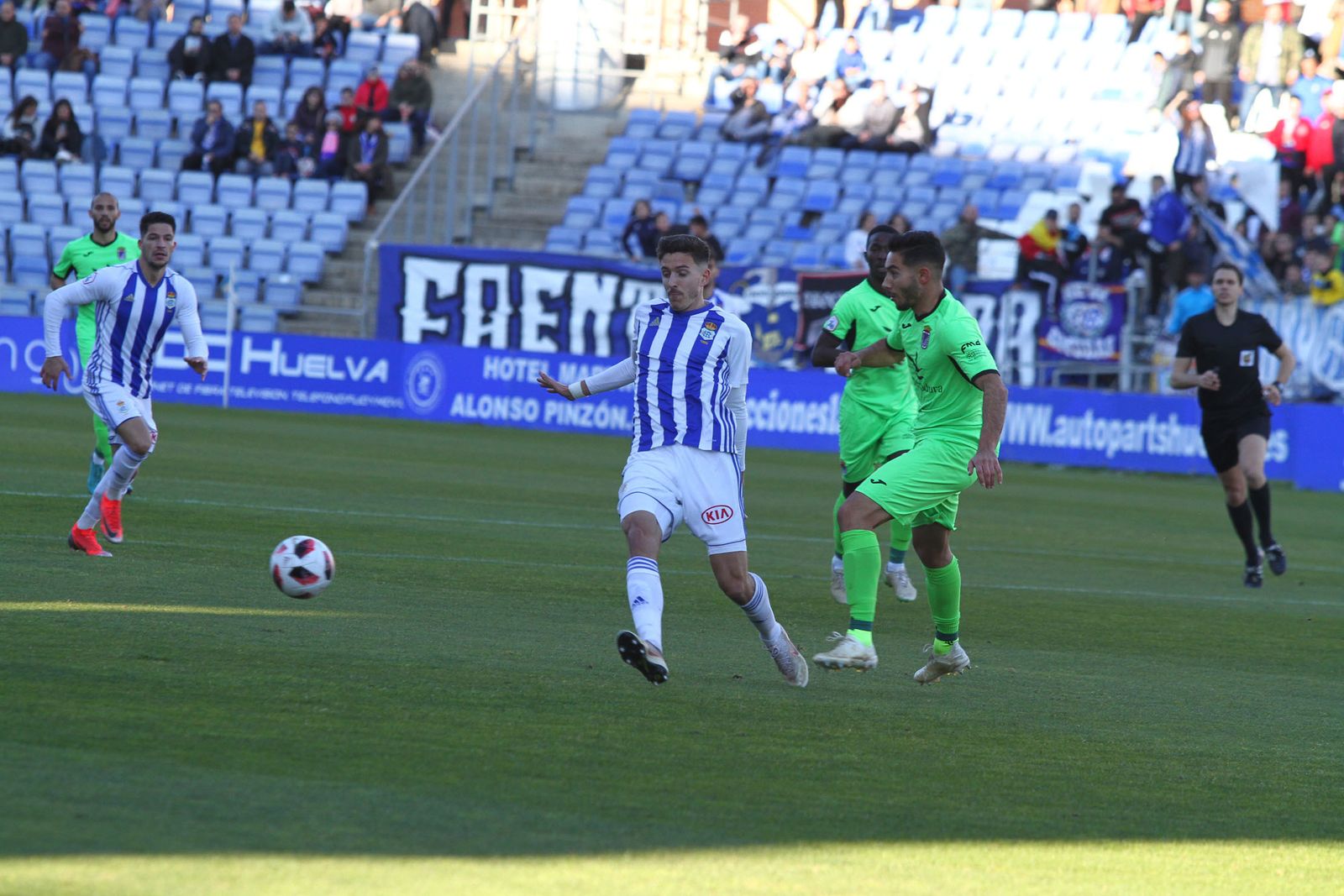 Alberto Ródenas se dispone a controlar el esférico en un partido.
