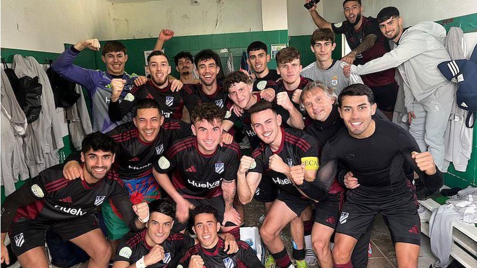 El Atlético Onubense, con David Pecellín y Álex Cantera, celebra su triunfo sobre el Córdoba B