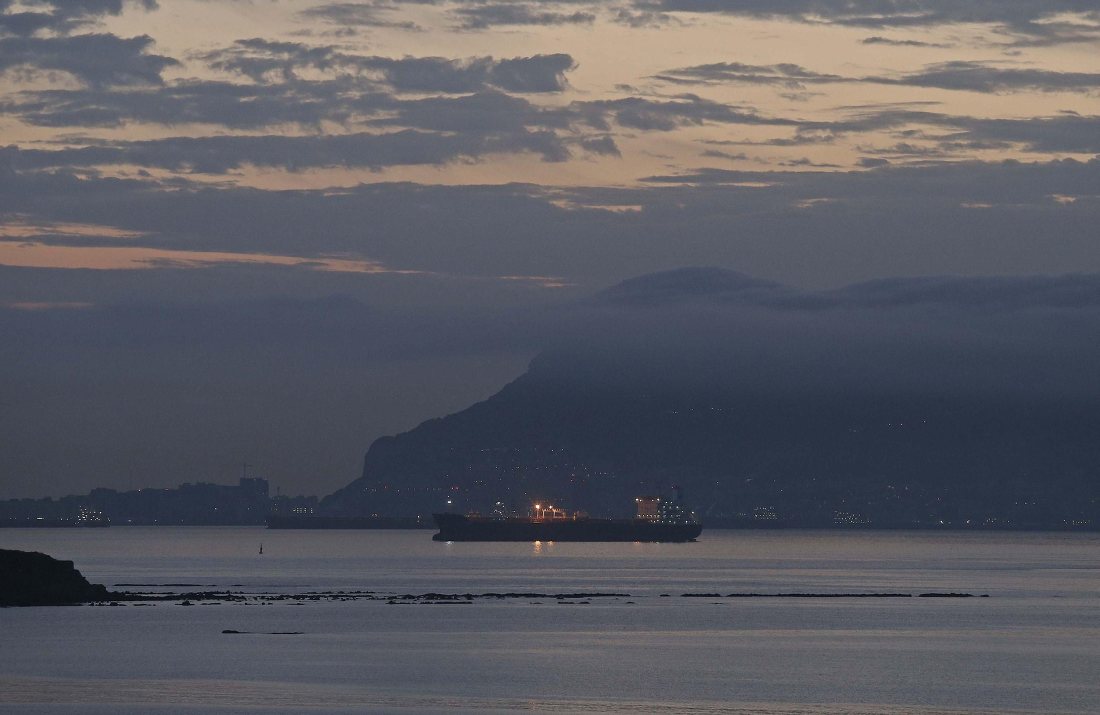 Detalle del Peñón de Gibraltar al atardecer. Detalle del Peñón de Gibraltar al atardecer.