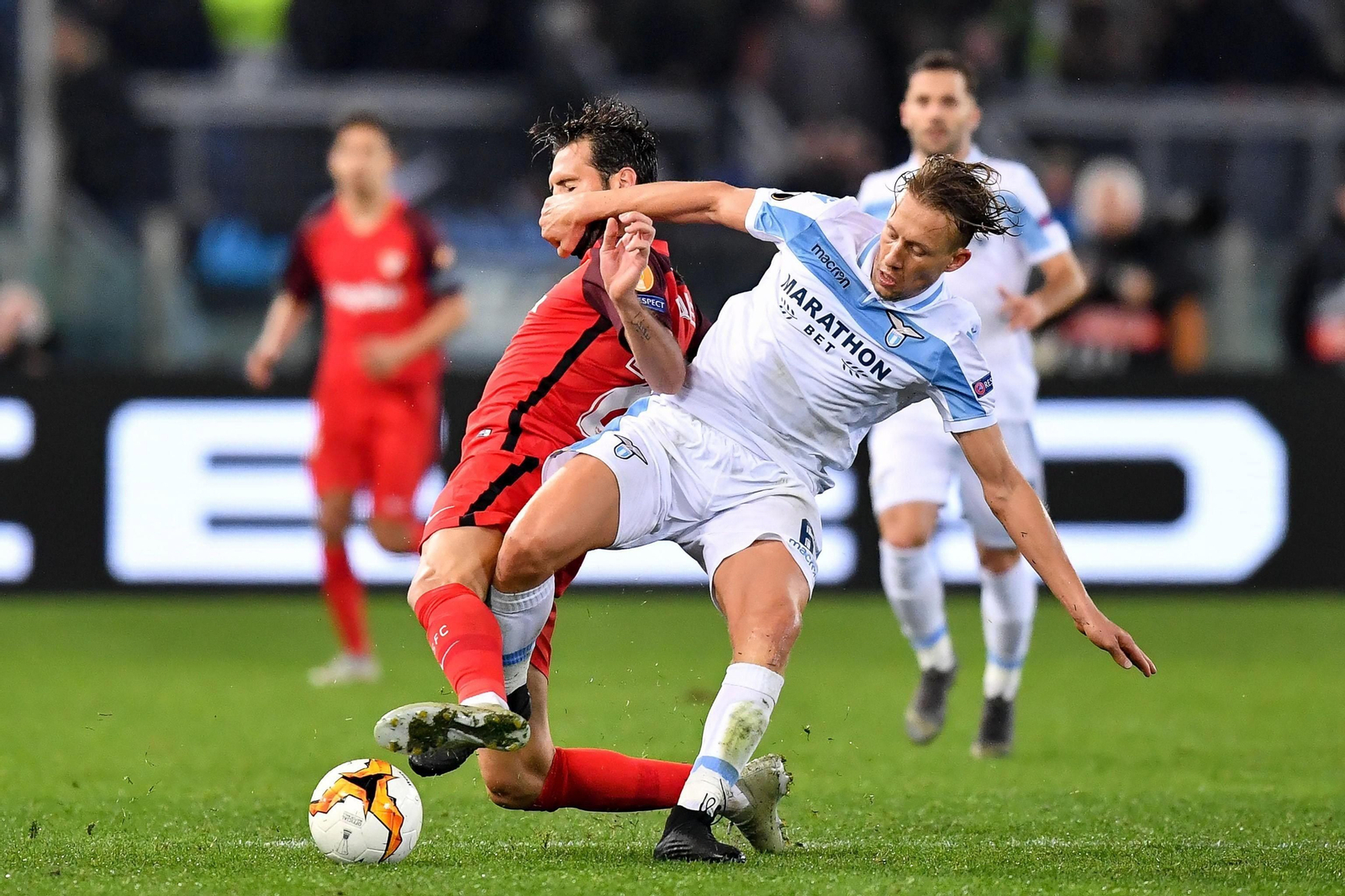Franco Vázquez cae ante al presión de un rival.